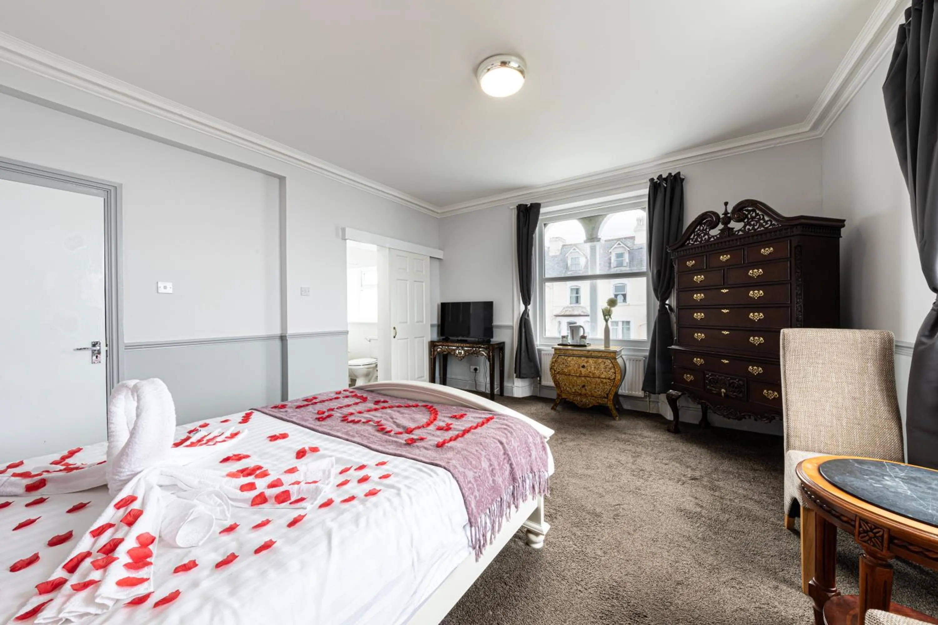 Bedroom, Bed in The Manor Hotel