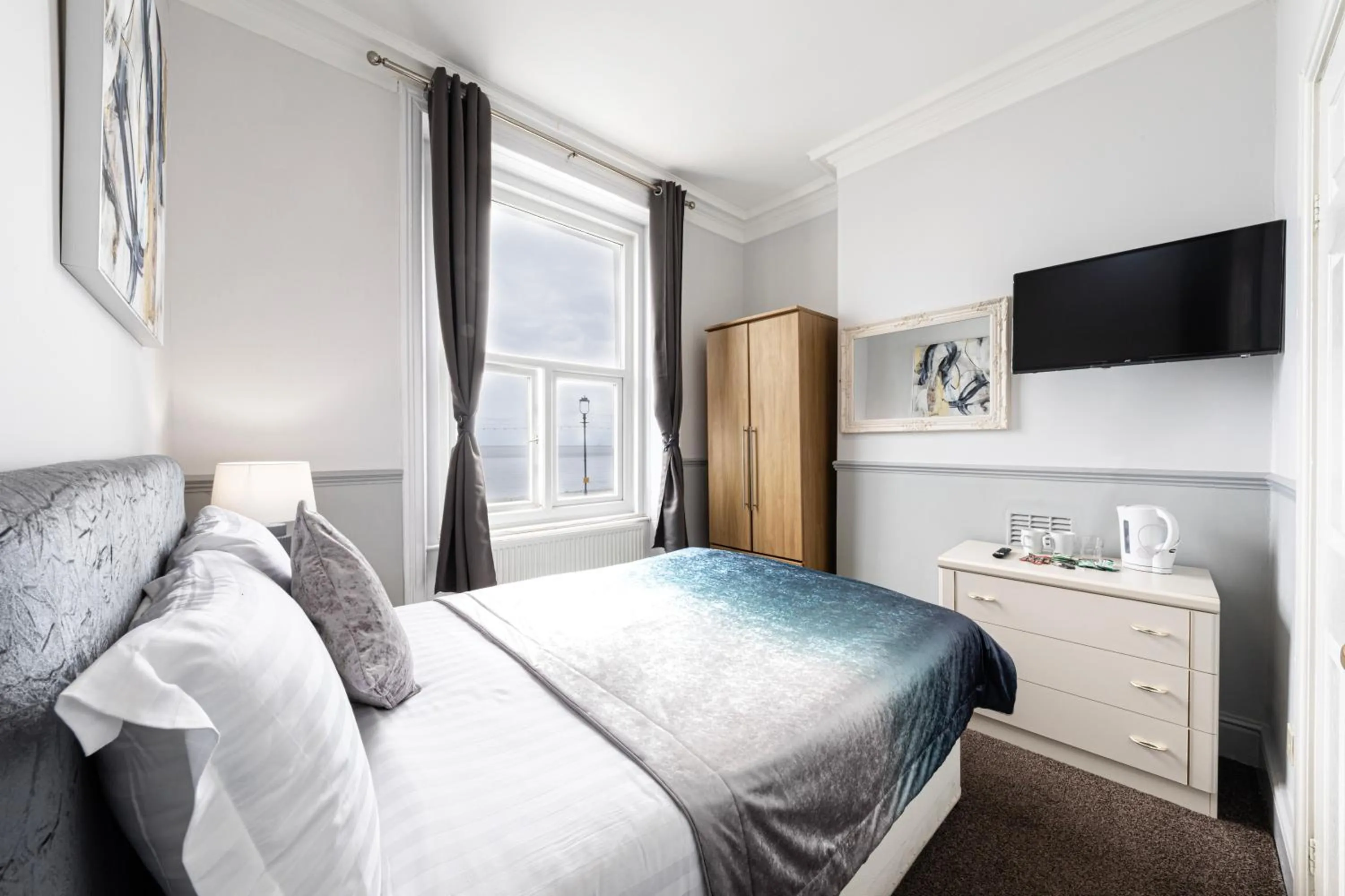 Bedroom, Bed in The Manor Hotel