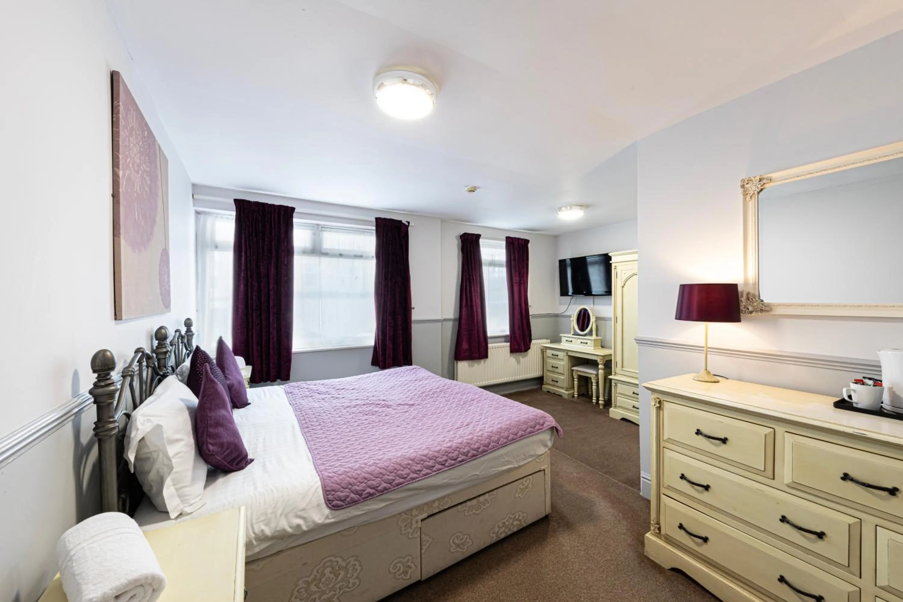 Photo of the whole room, Bed in The Manor Hotel