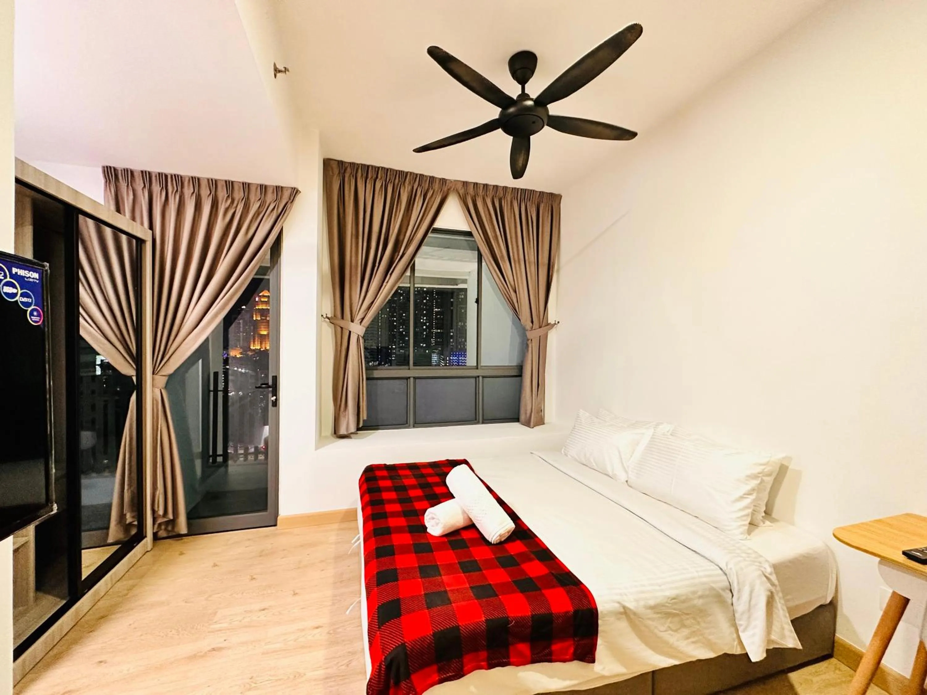 Communal lounge/ TV room, Bed in The Luxe Colony KLCC By AZHA