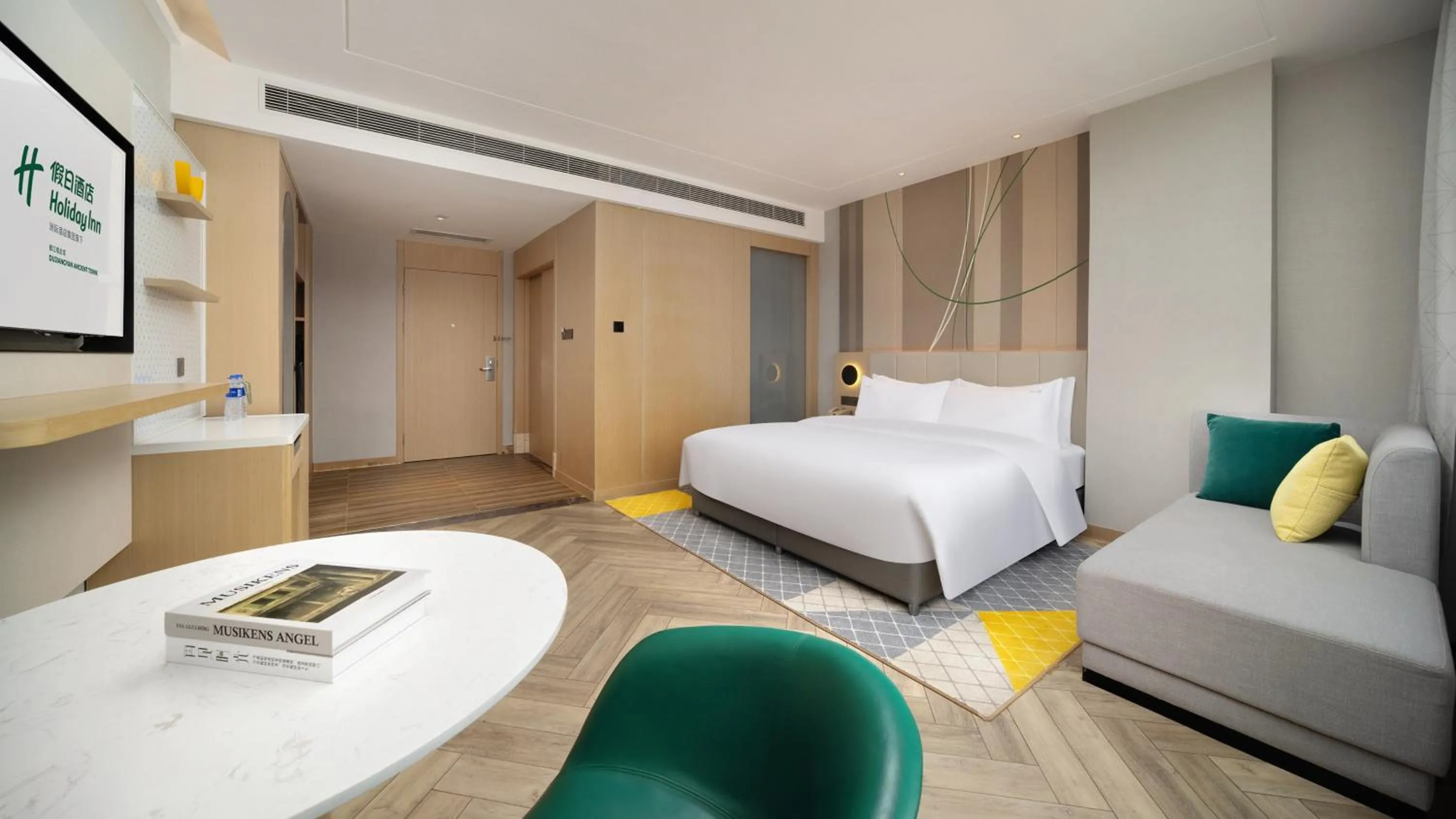 Photo of the whole room, Bed in Holiday Inn Dujiangyan Ancient Town by IHG