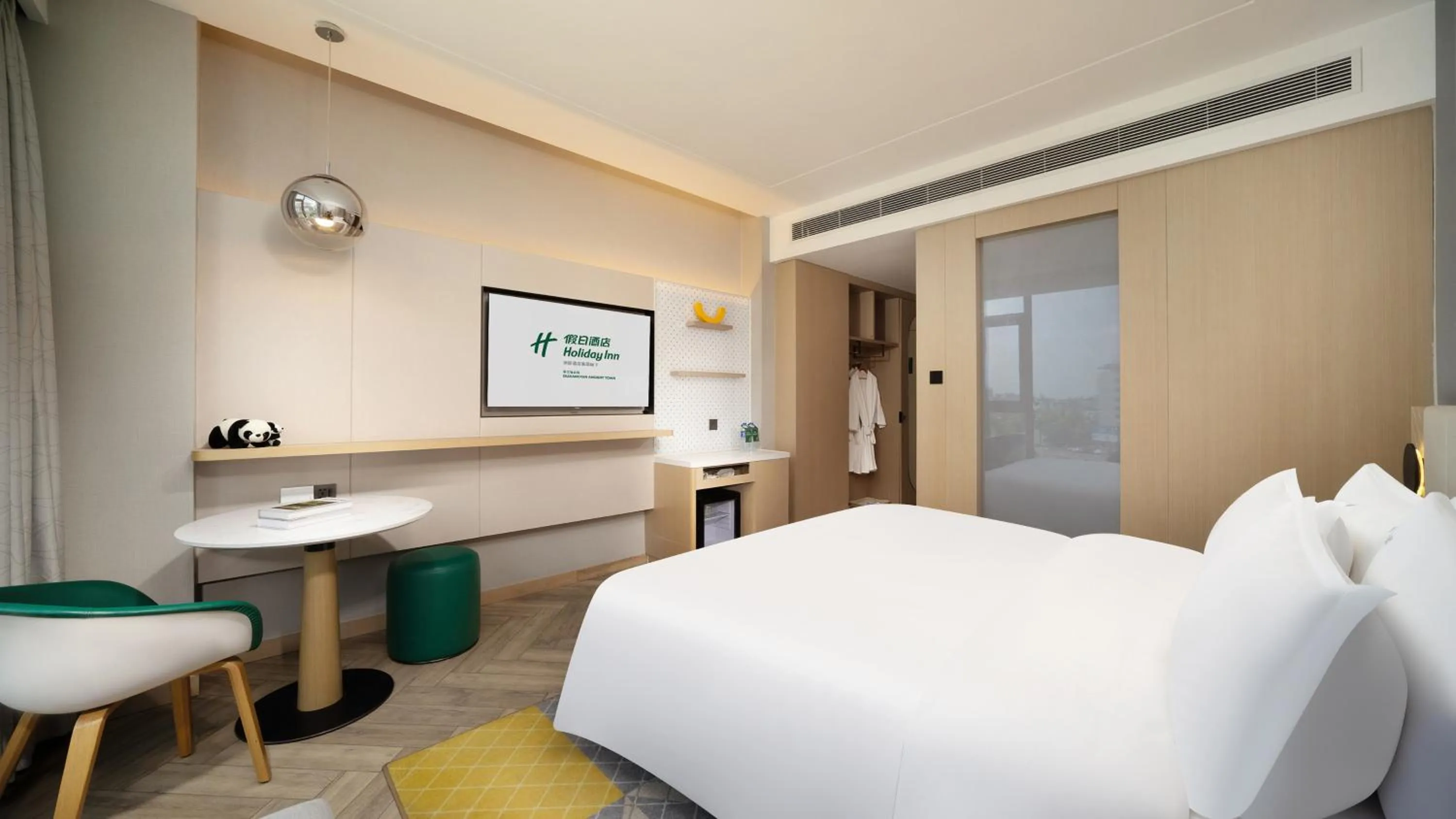 Photo of the whole room, Bed in Holiday Inn Dujiangyan Ancient Town by IHG