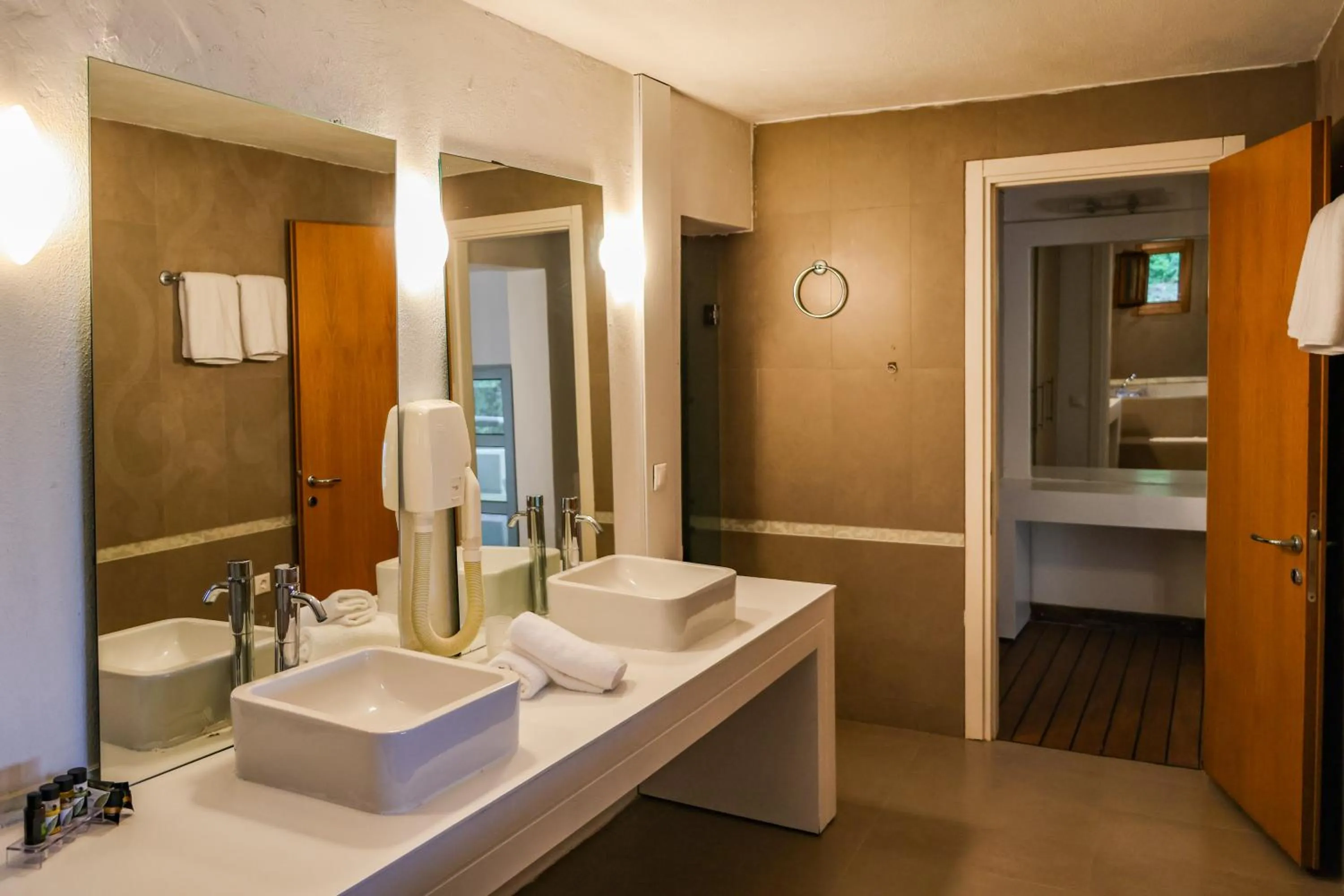 Bathroom in Kanapitsa Mare Hotel