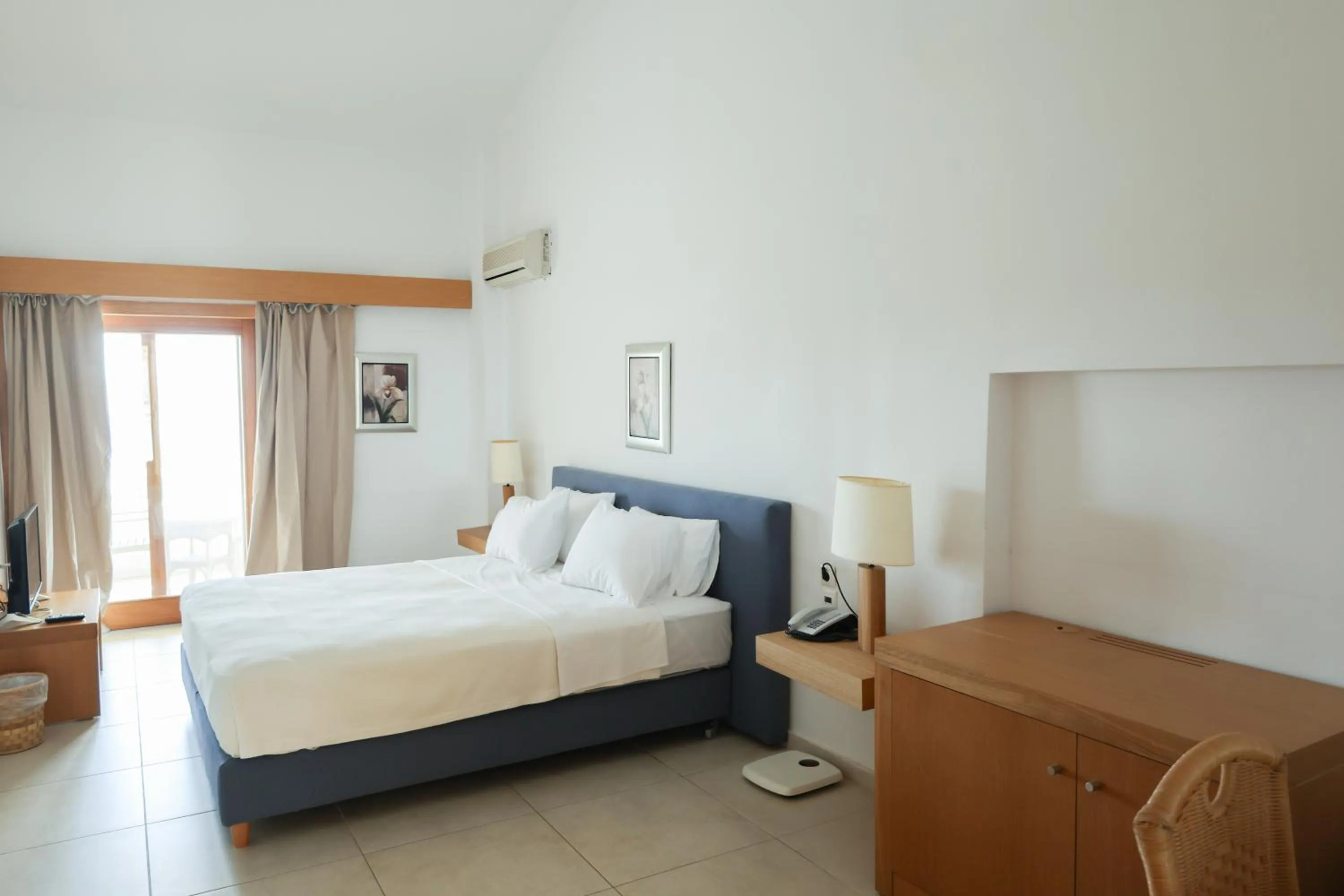 Bedroom in Kanapitsa Mare Hotel