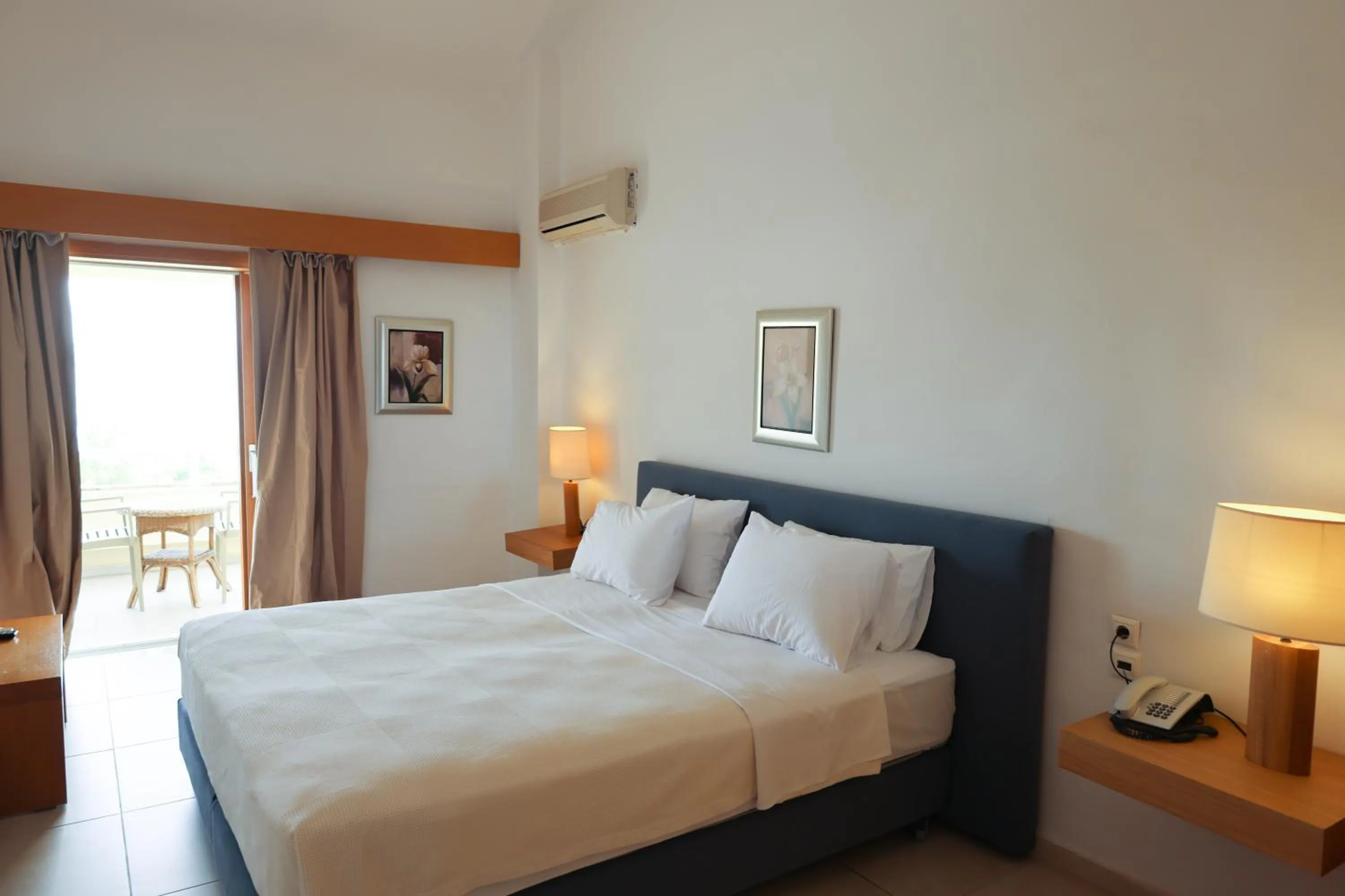 Bedroom in Kanapitsa Mare Hotel