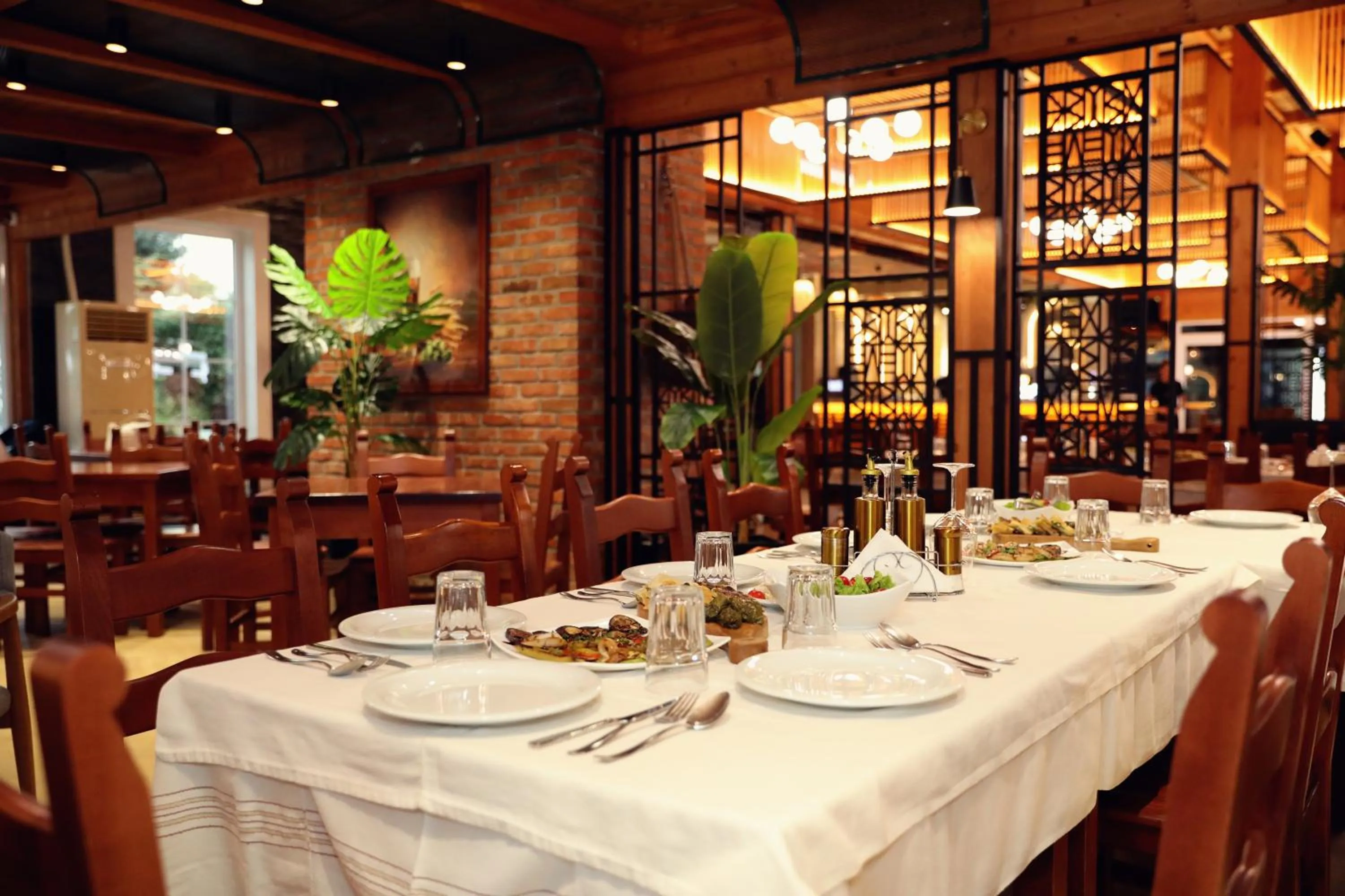 Restaurant/places to eat in Gardenland Resort