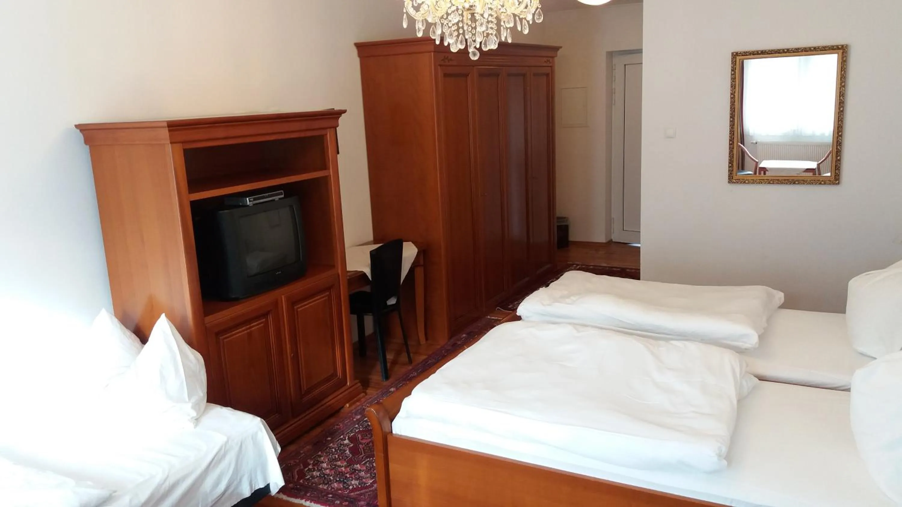 Photo of the whole room, Bed in Hotel Gratkorn - "Bed & Breakfast"