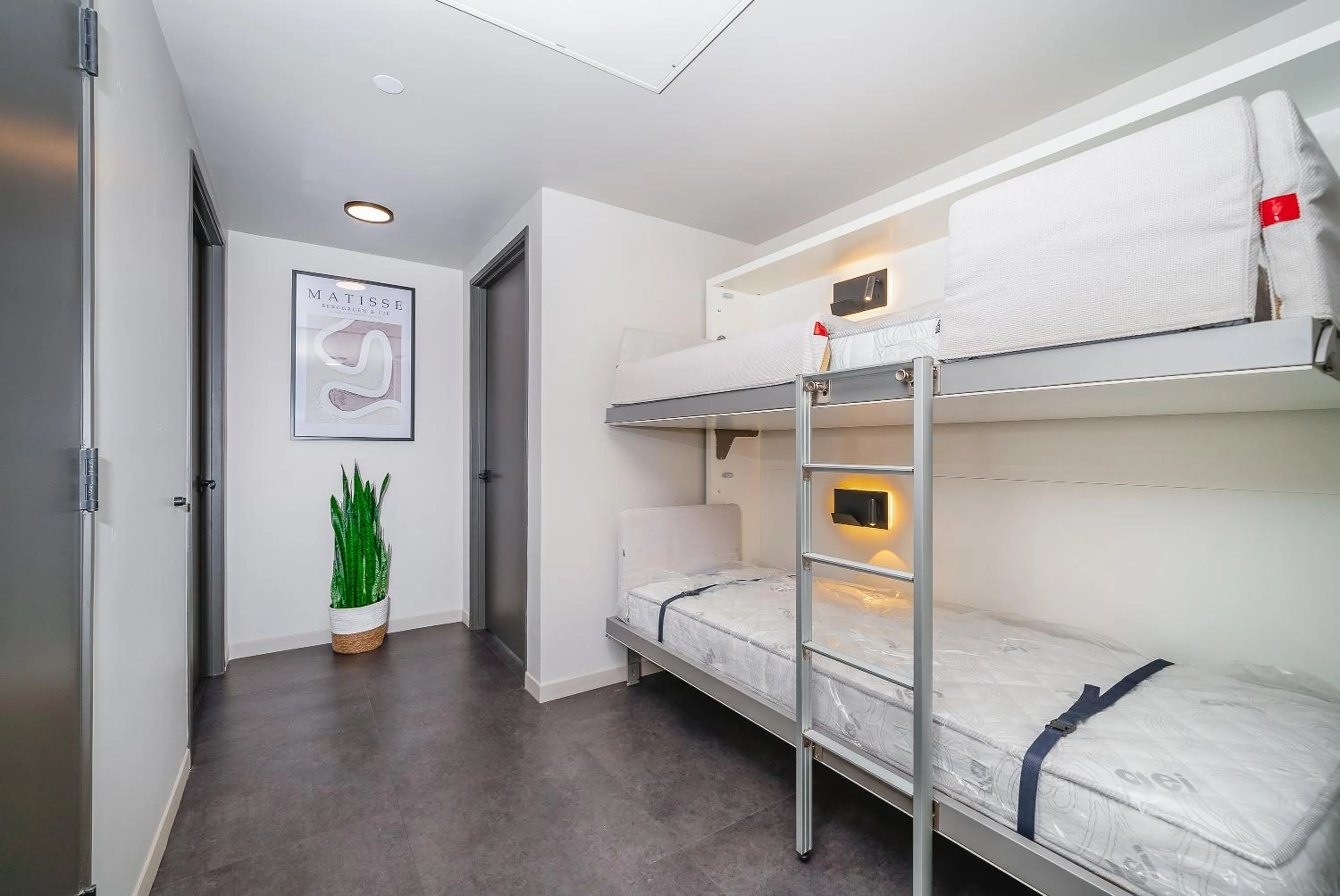 Bed in City24 Condo Hotel Little Italy Mission Hills