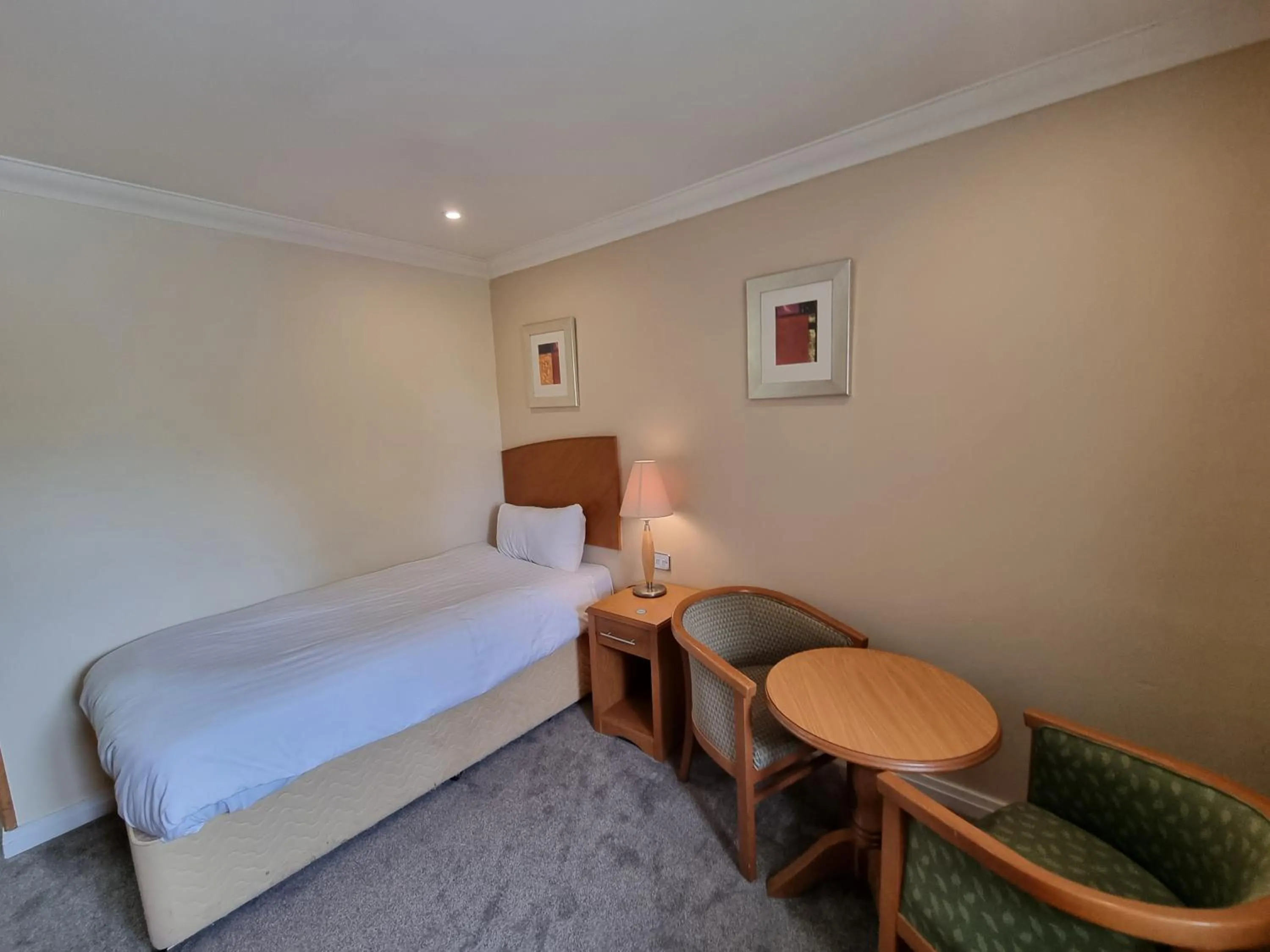 Bedroom, Bed in Kegworth Hotel East Midlands Airport