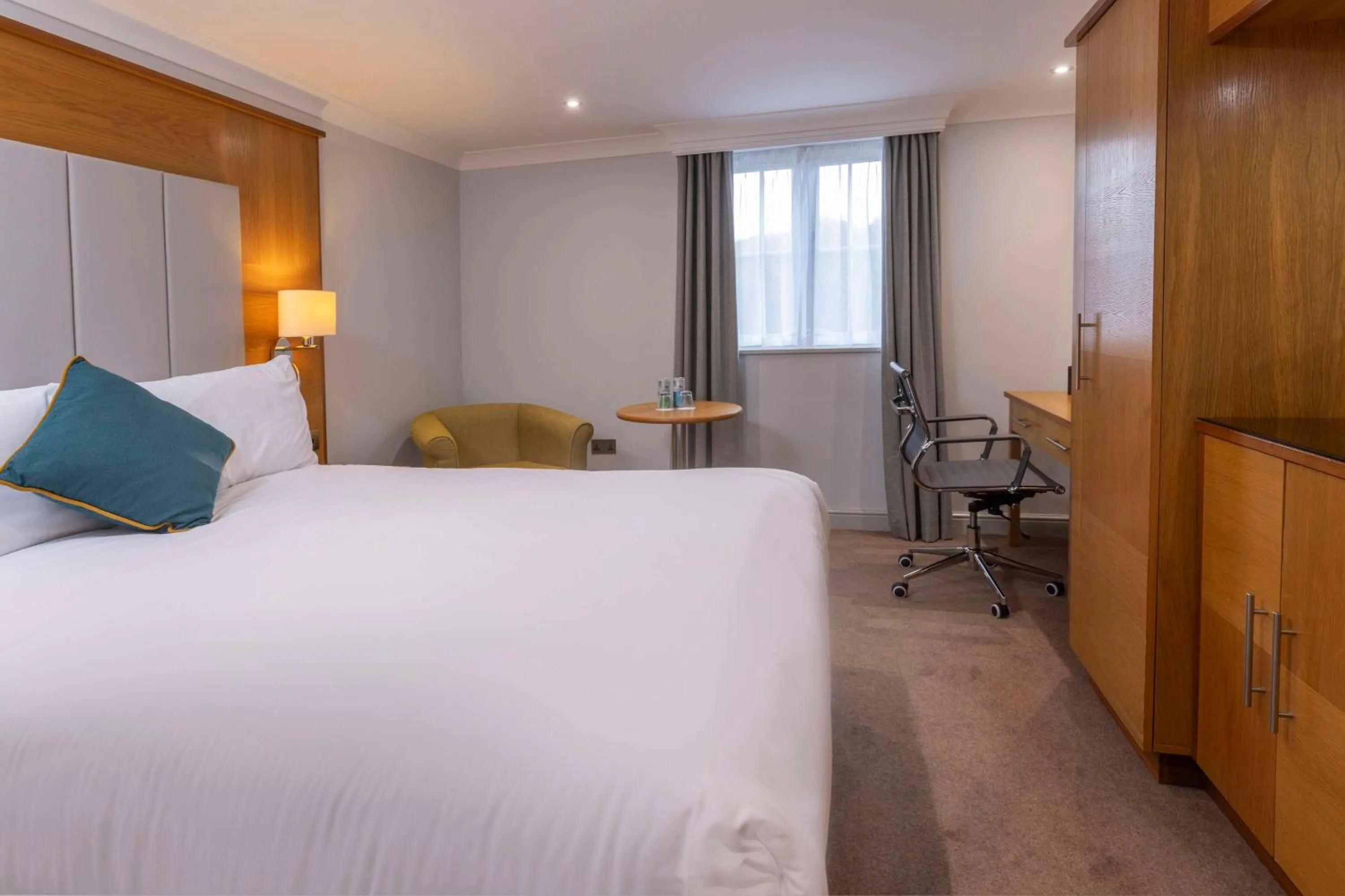 Bedroom, Bed in Crowne Plaza East Midlands Airport by IHG