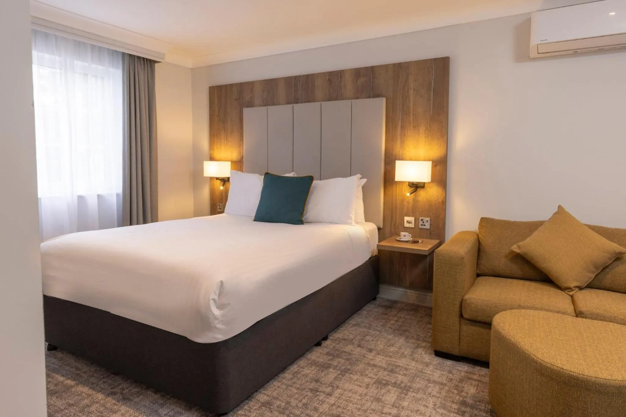 Bedroom, Bed in Crowne Plaza East Midlands Airport by IHG