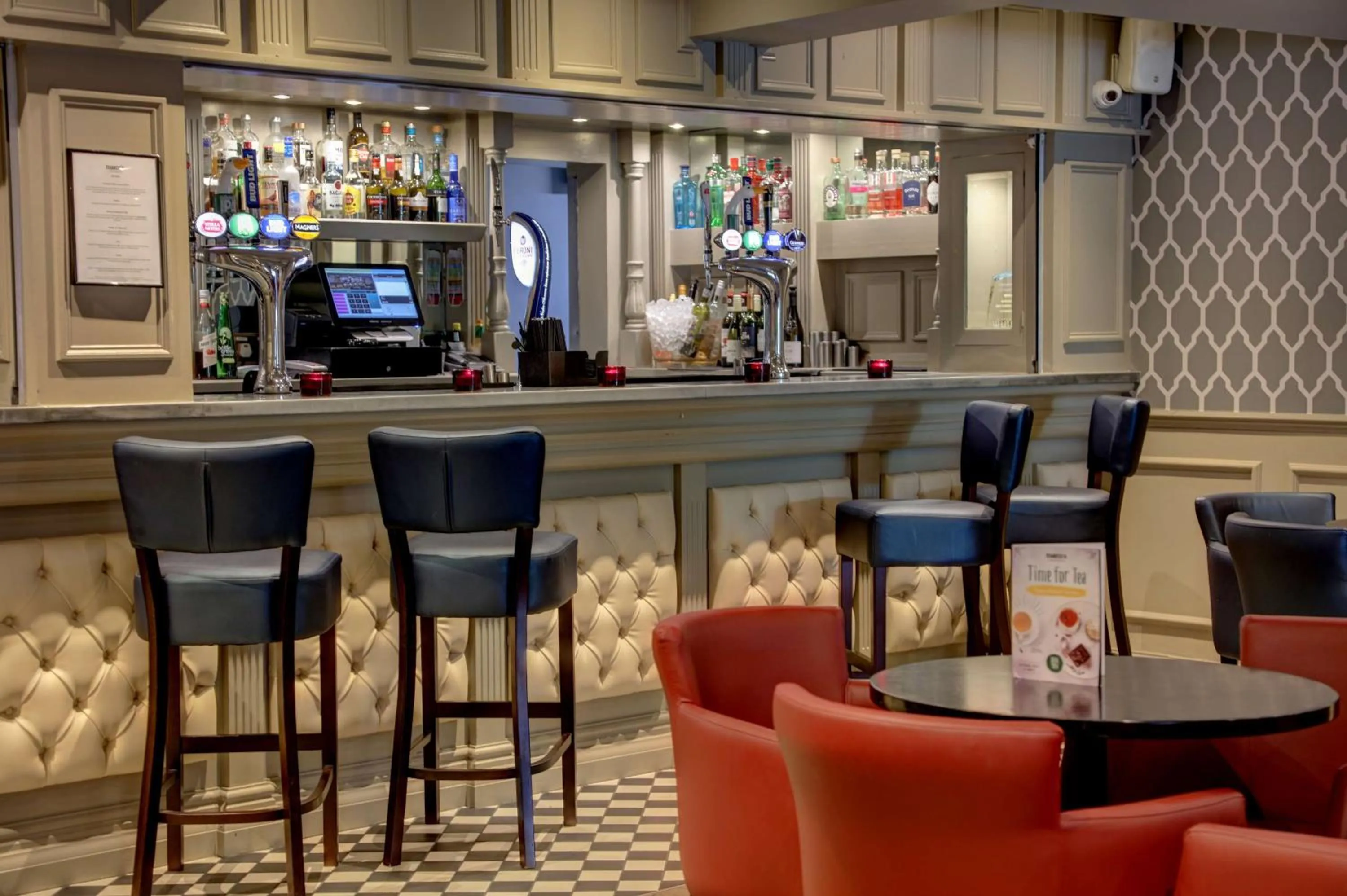 Lounge or bar in Crowne Plaza East Midlands Airport by IHG