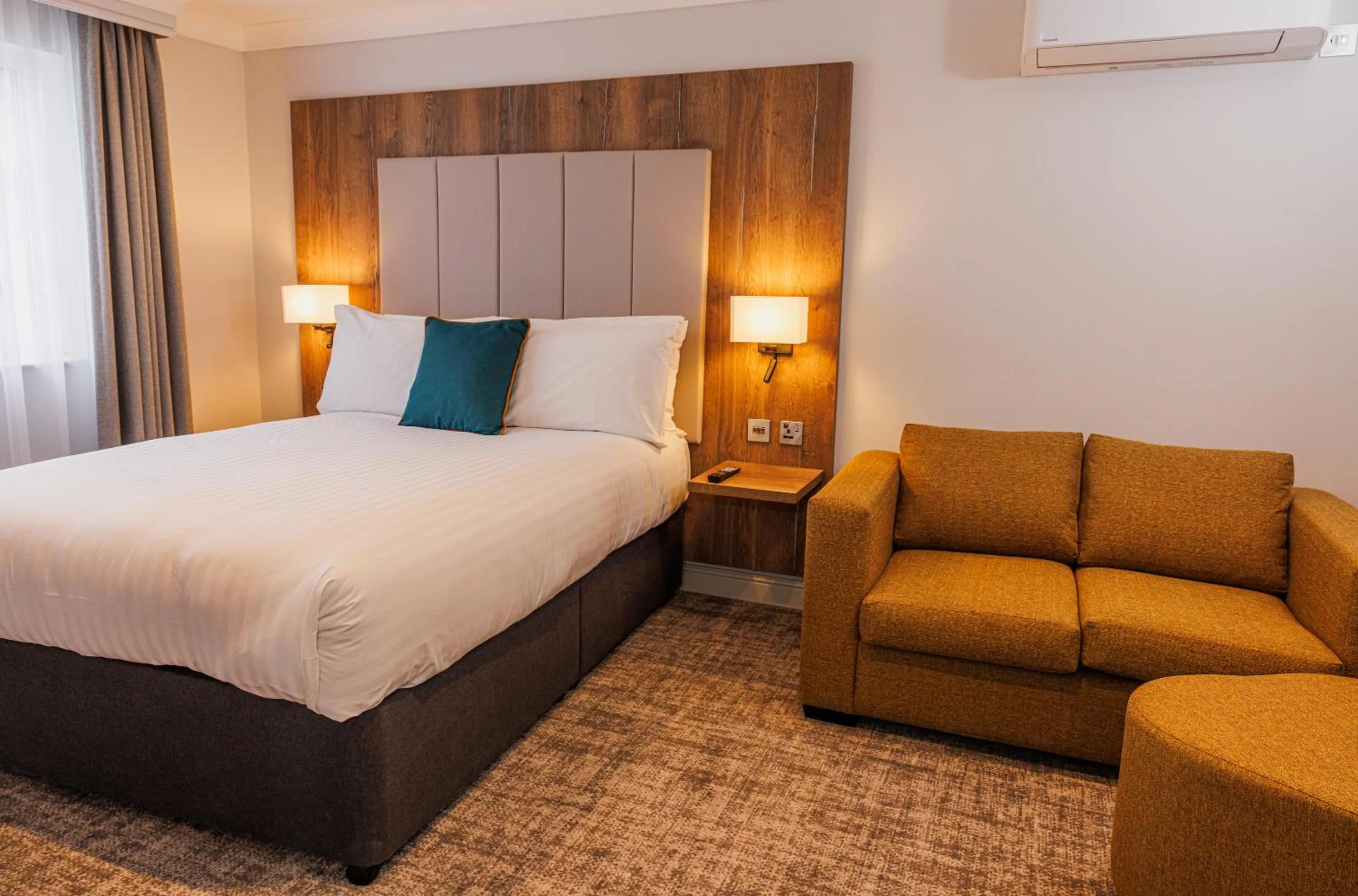 Photo of the whole room, Bed in Crowne Plaza East Midlands Airport by IHG