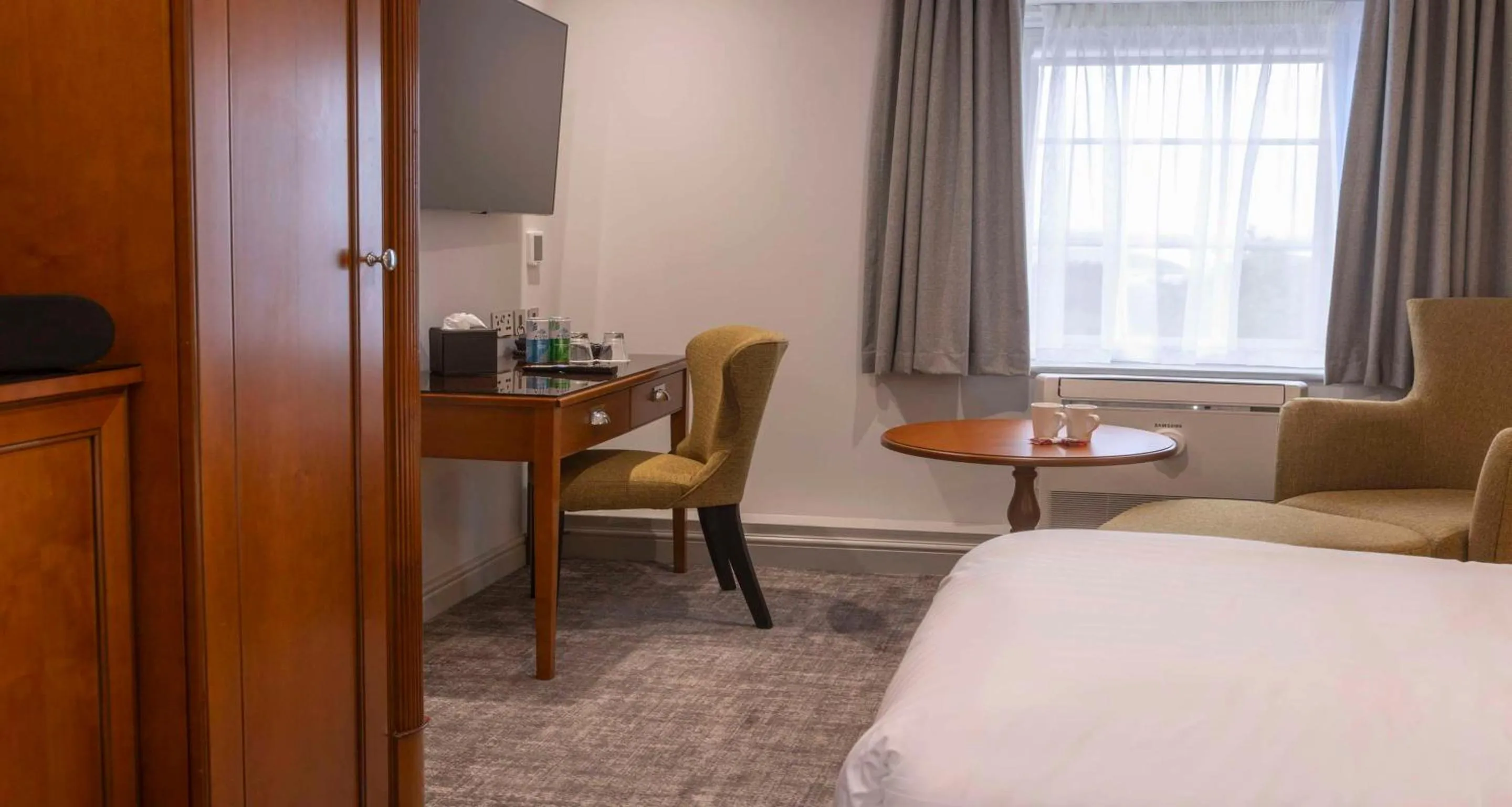 Photo of the whole room, Bed in Crowne Plaza East Midlands Airport by IHG