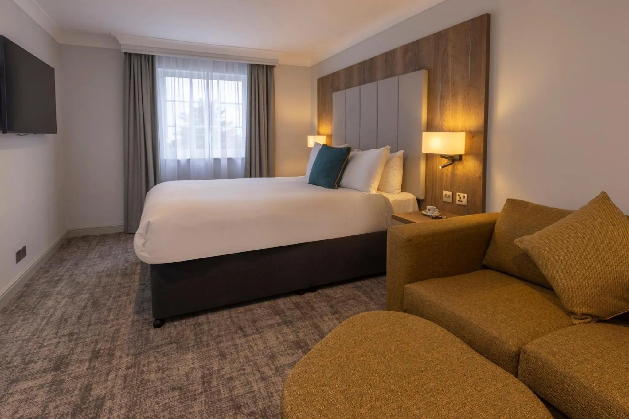 Bedroom, Bed in Crowne Plaza East Midlands Airport by IHG