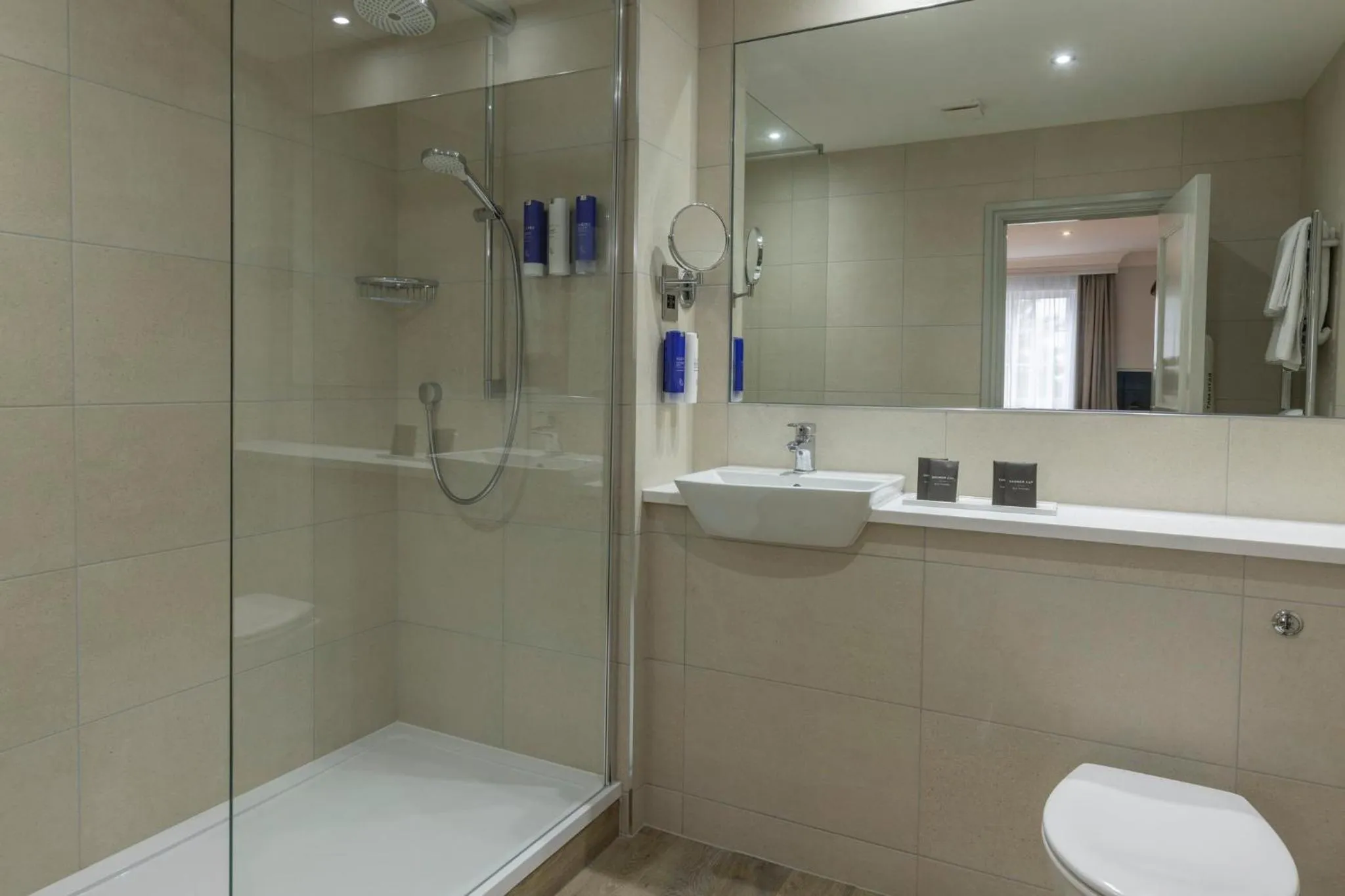 Bathroom in Crowne Plaza East Midlands Airport by IHG