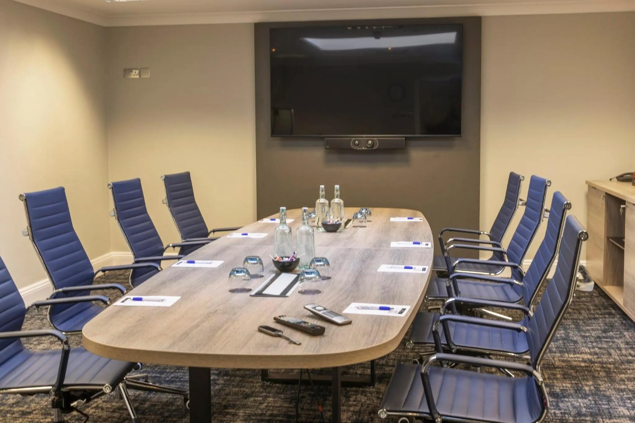 Meeting/conference room in Crowne Plaza East Midlands Airport by IHG