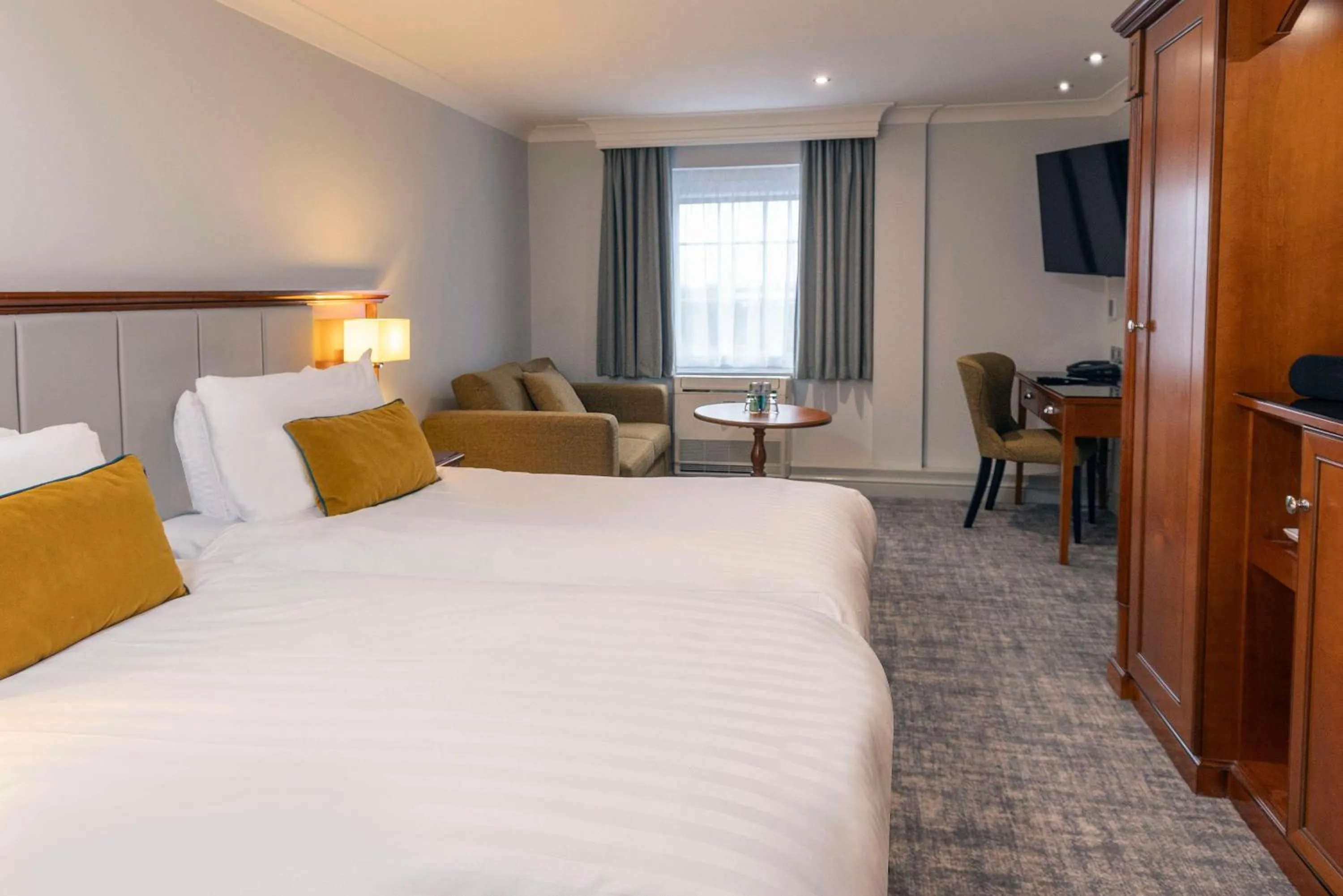 Bedroom, Bed in Crowne Plaza East Midlands Airport by IHG