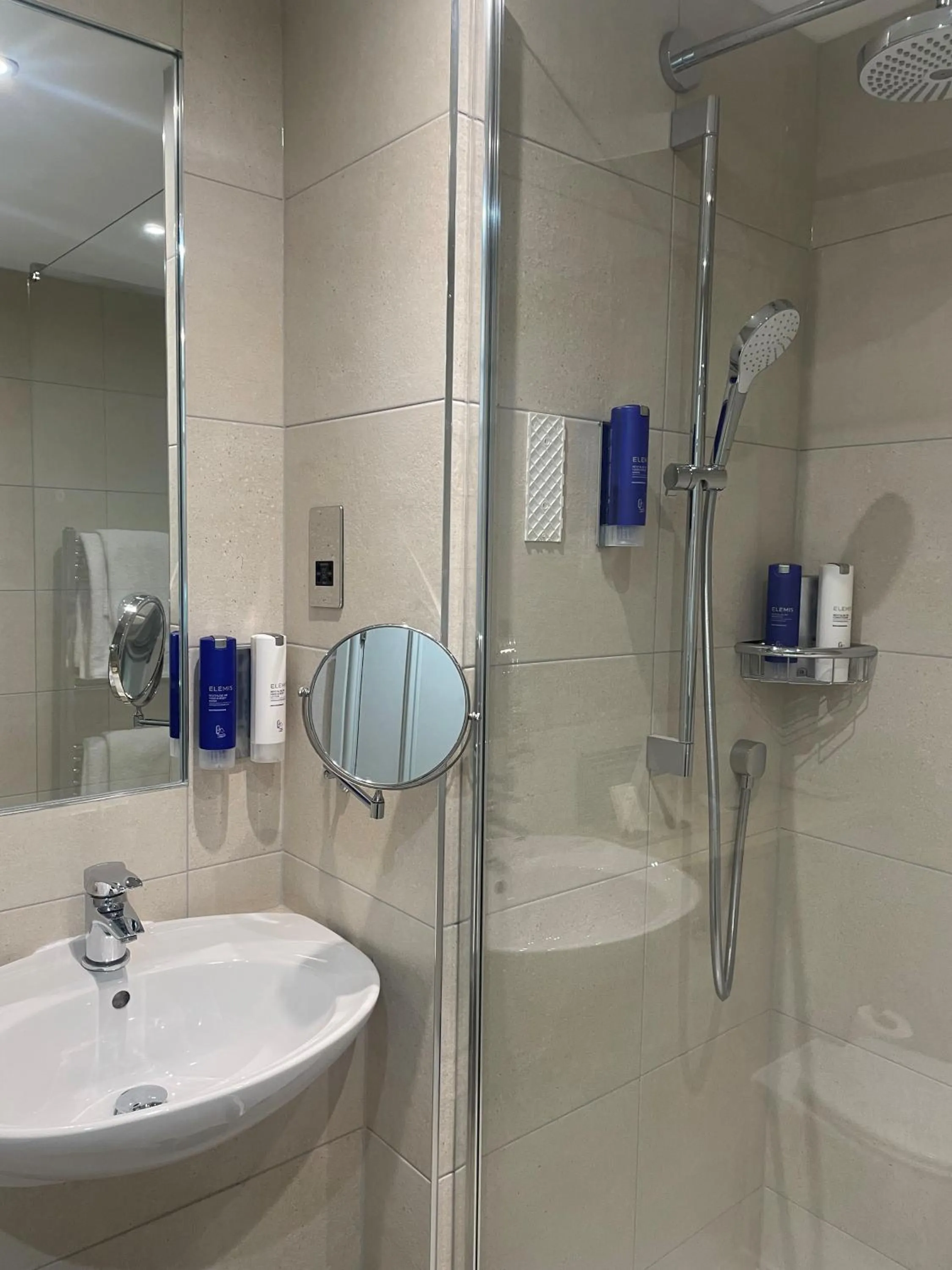 Bathroom in Crowne Plaza East Midlands Airport by IHG