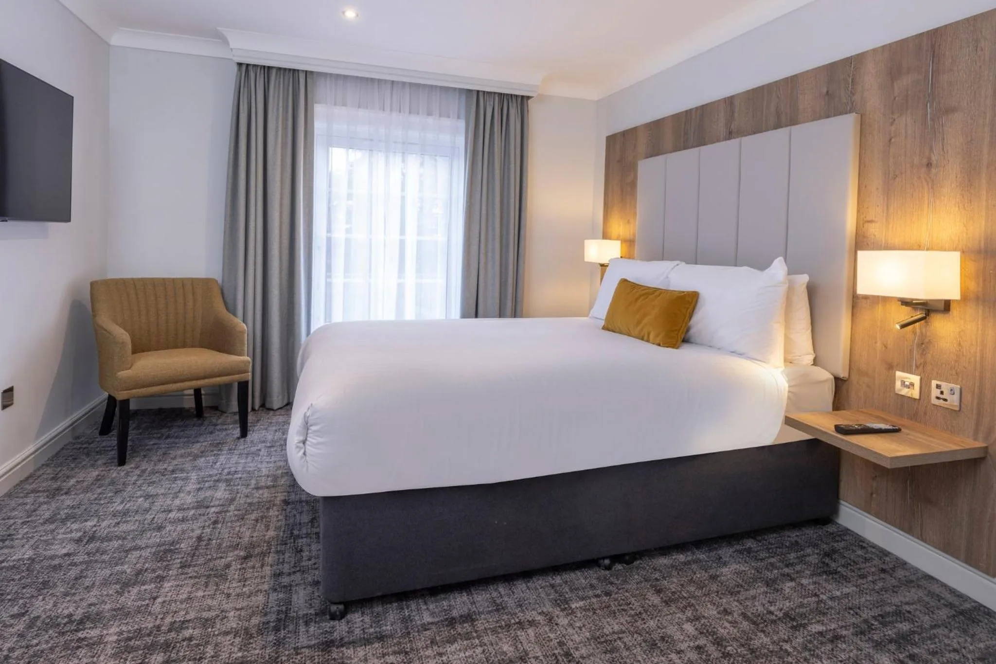 Photo of the whole room, Bed in Crowne Plaza East Midlands Airport by IHG