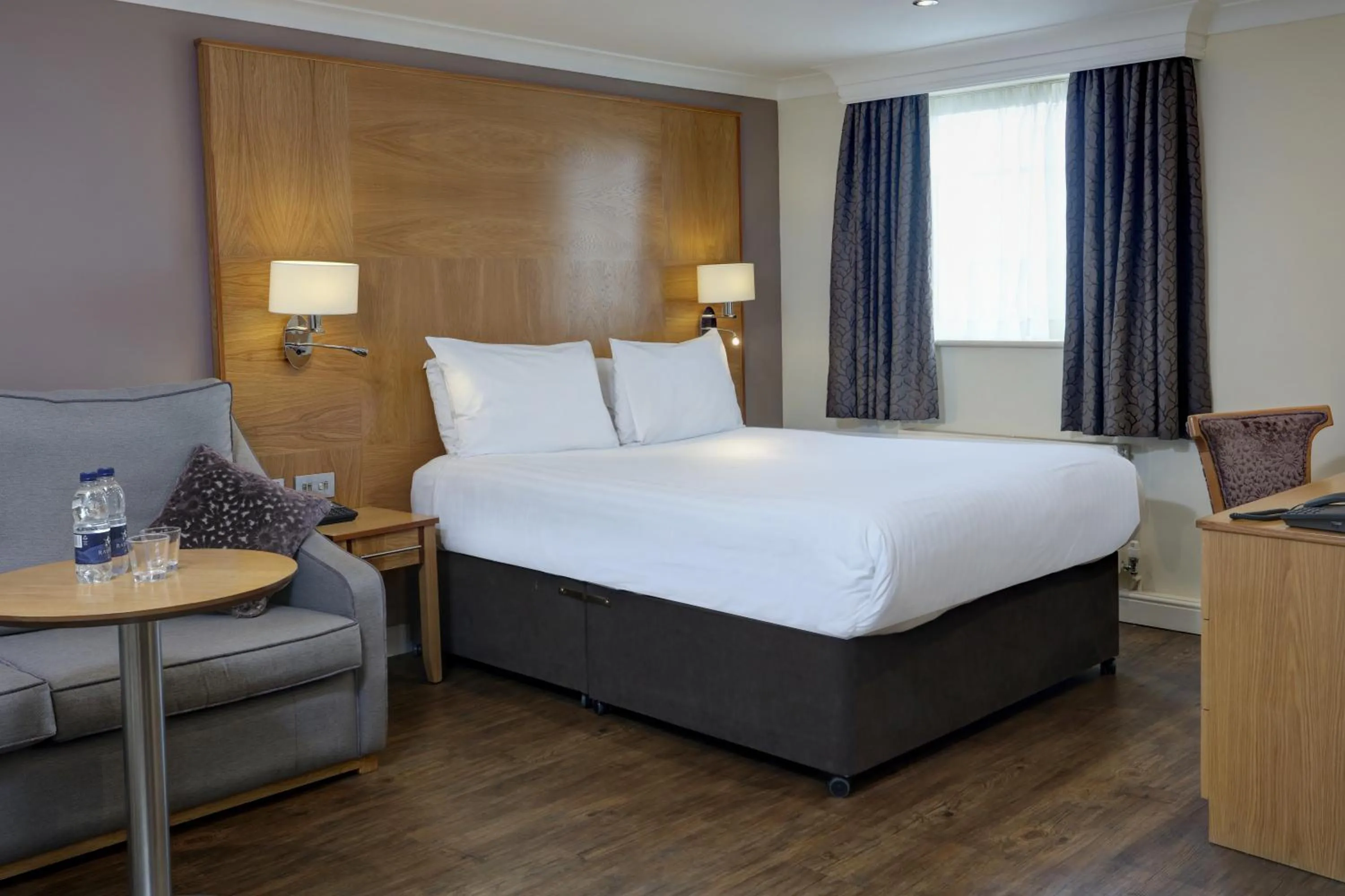 Bedroom, Bed in Crowne Plaza East Midlands Airport by IHG