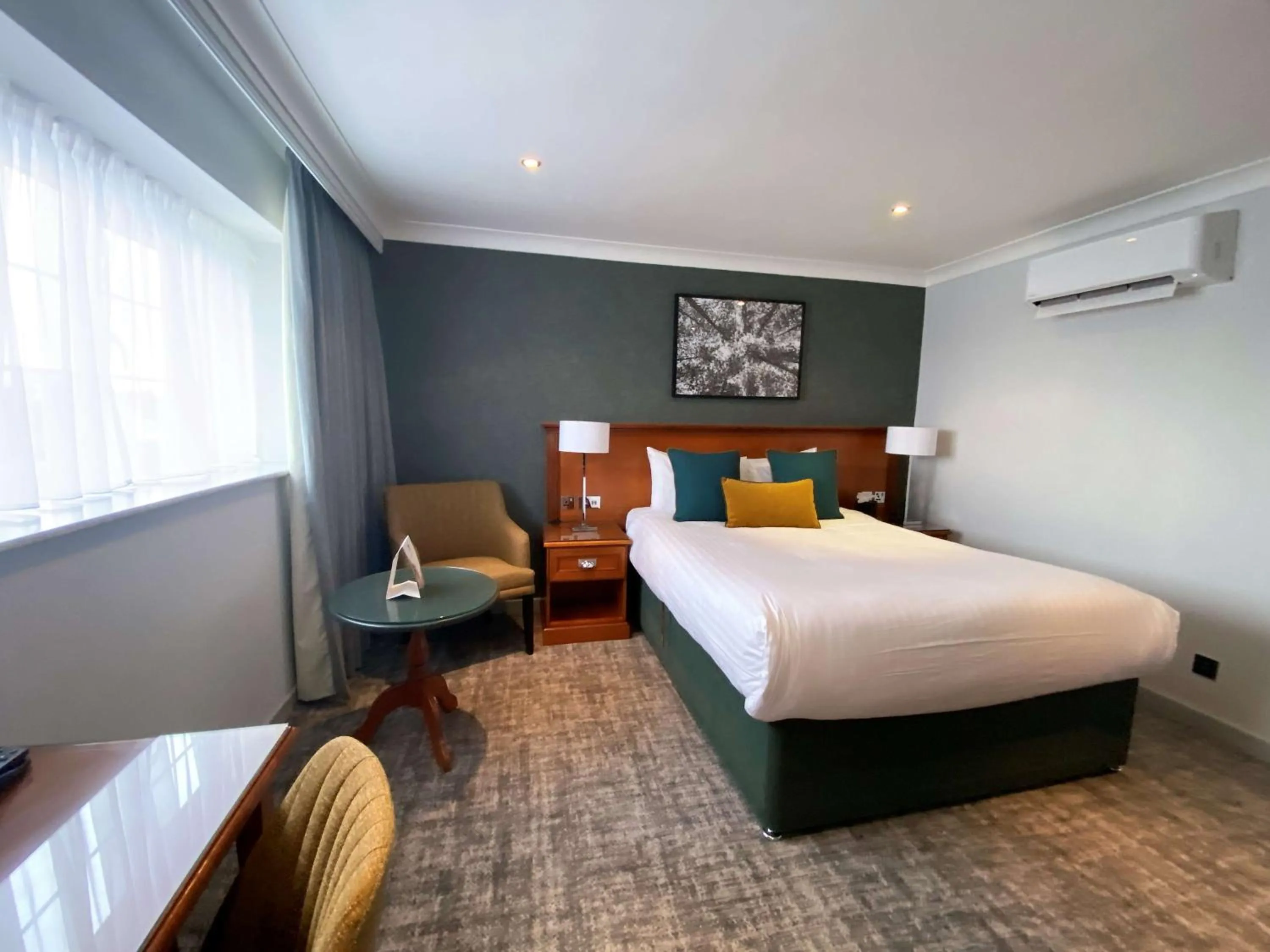 Bedroom, Bed in Crowne Plaza East Midlands Airport by IHG
