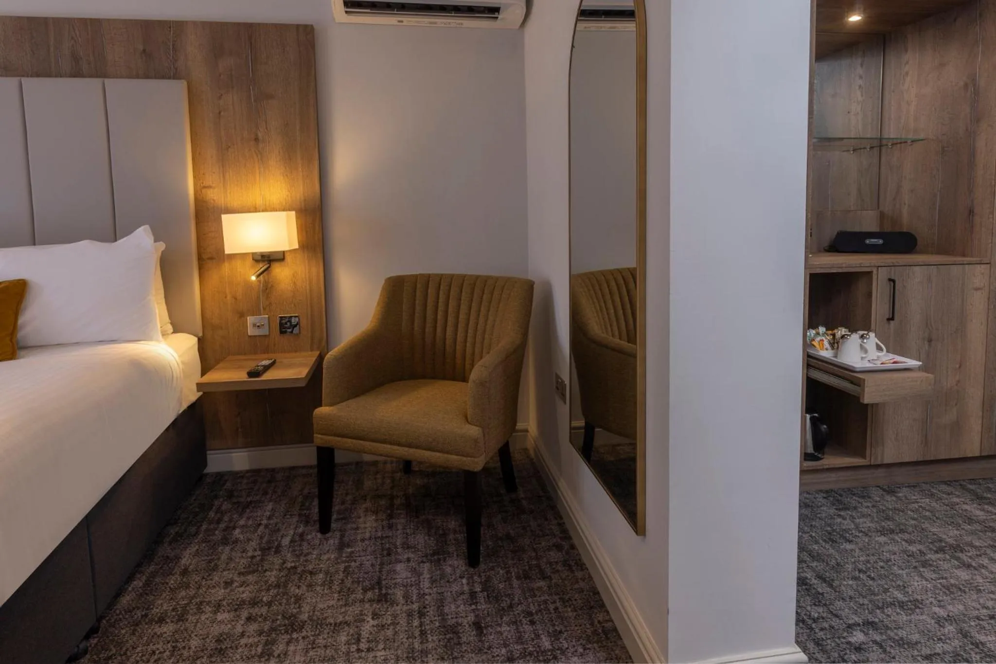 Bedroom, Bed in Crowne Plaza East Midlands Airport by IHG