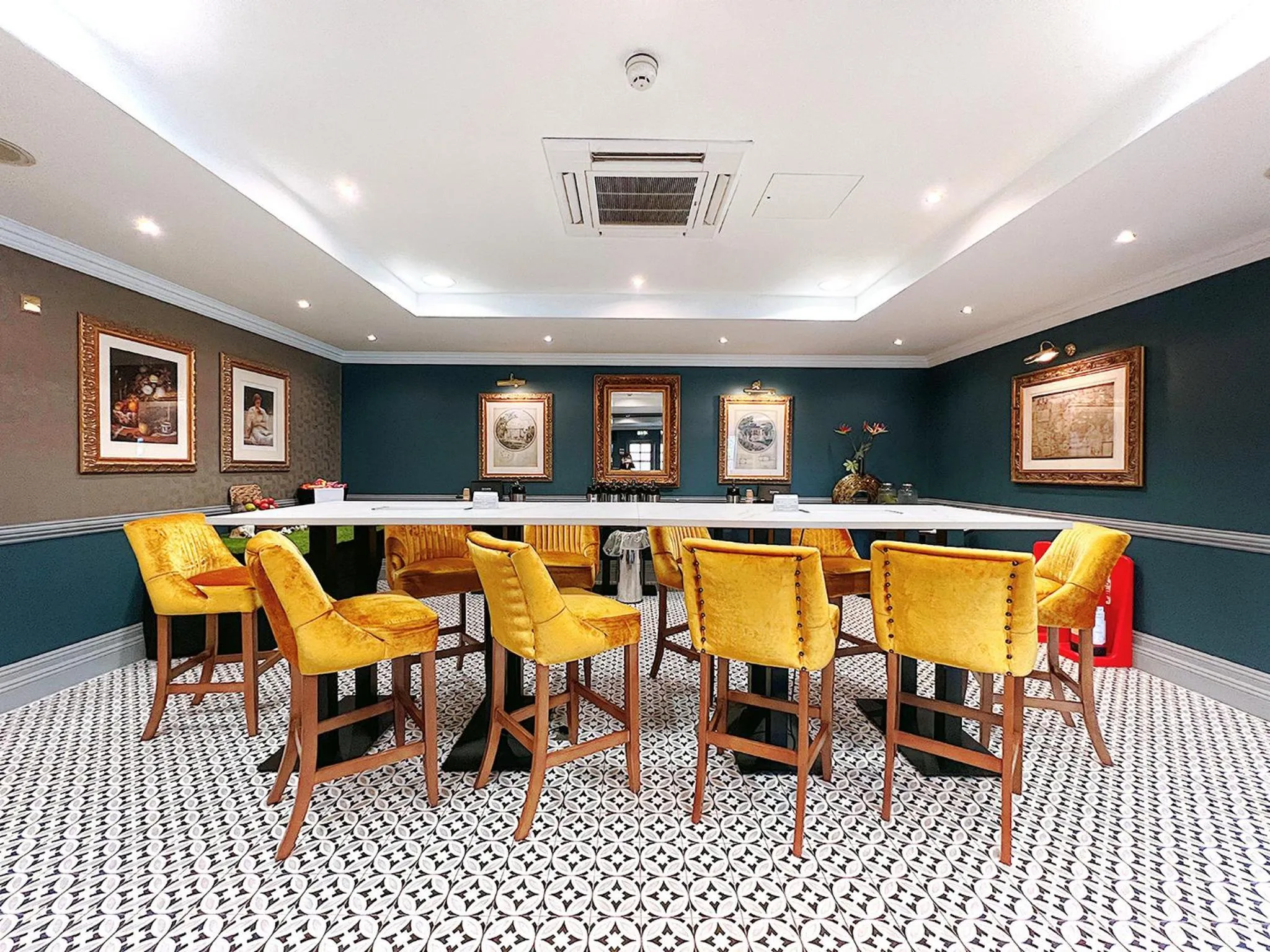 Meeting/conference room in Crowne Plaza East Midlands Airport by IHG