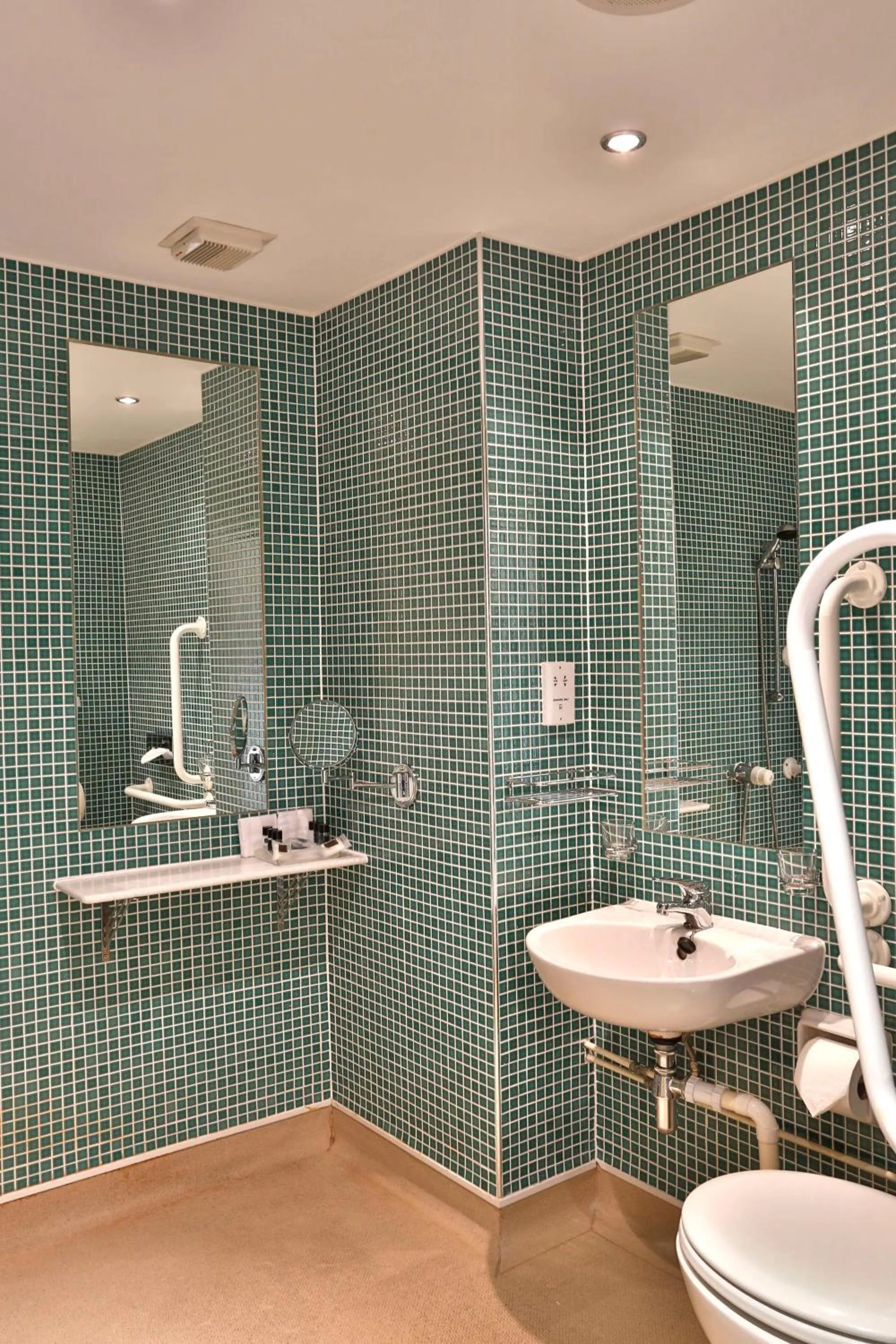 Bathroom in Crowne Plaza East Midlands Airport by IHG