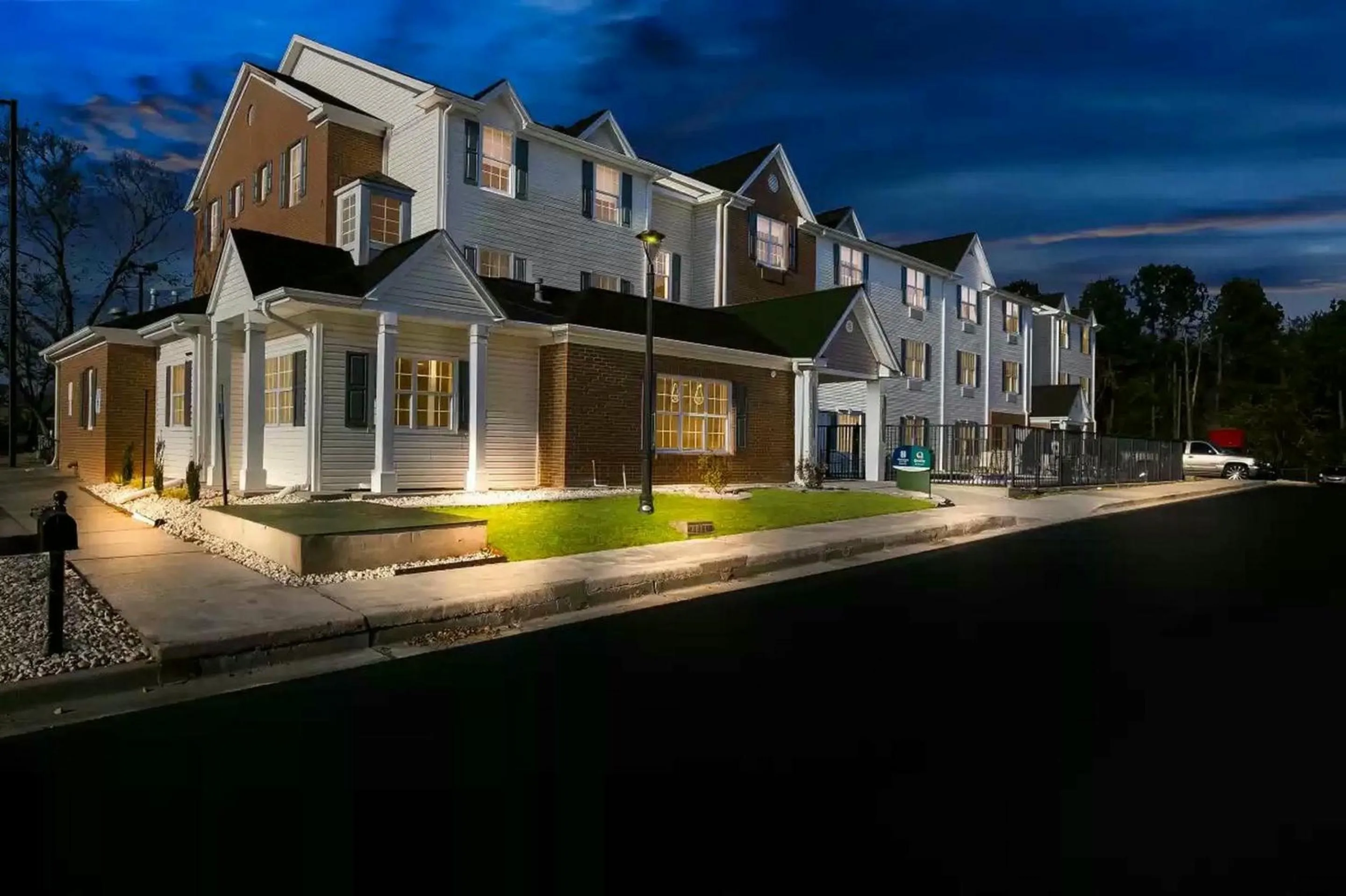 Property building in Quality Inn & Suites Columbia Harbison