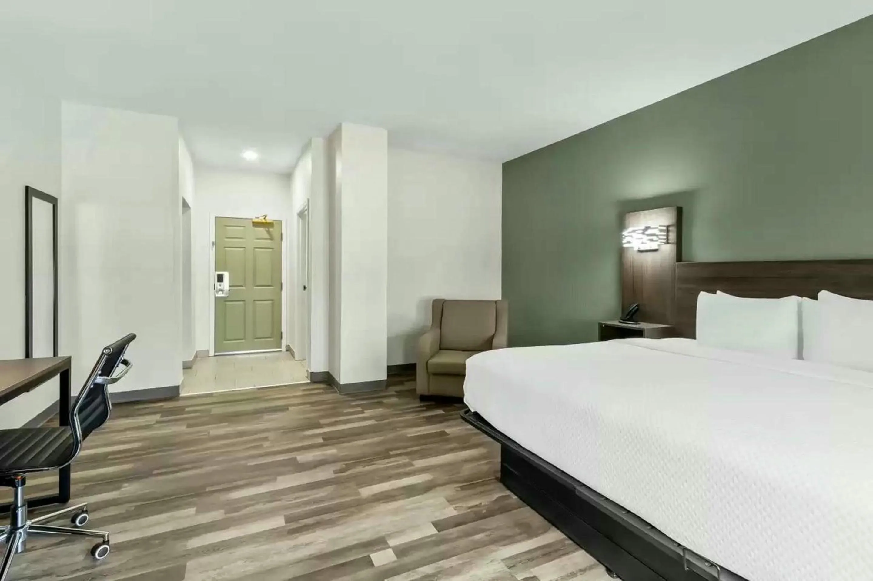 Bed in Quality Inn & Suites Columbia Harbison