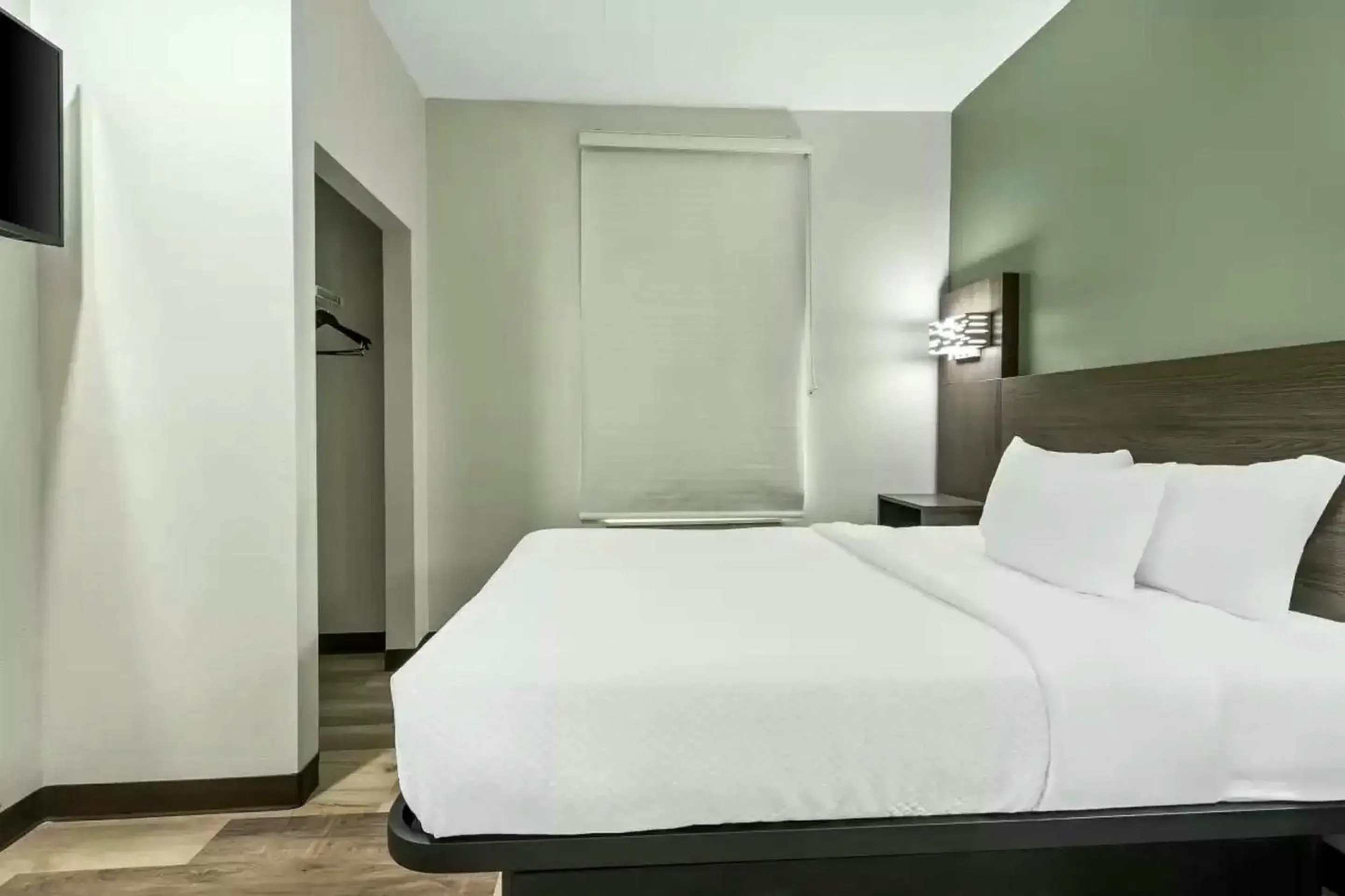 Queen Suite with Three Queen Beds and Roll-In Shower - Disability Access/Non Smoking in Quality Inn & Suites Columbia Harbison Queen Suite with Three Queen Beds and Roll-In Shower - Disability Access/Non Smoking in Quality Inn & Suites Columbia Harbison