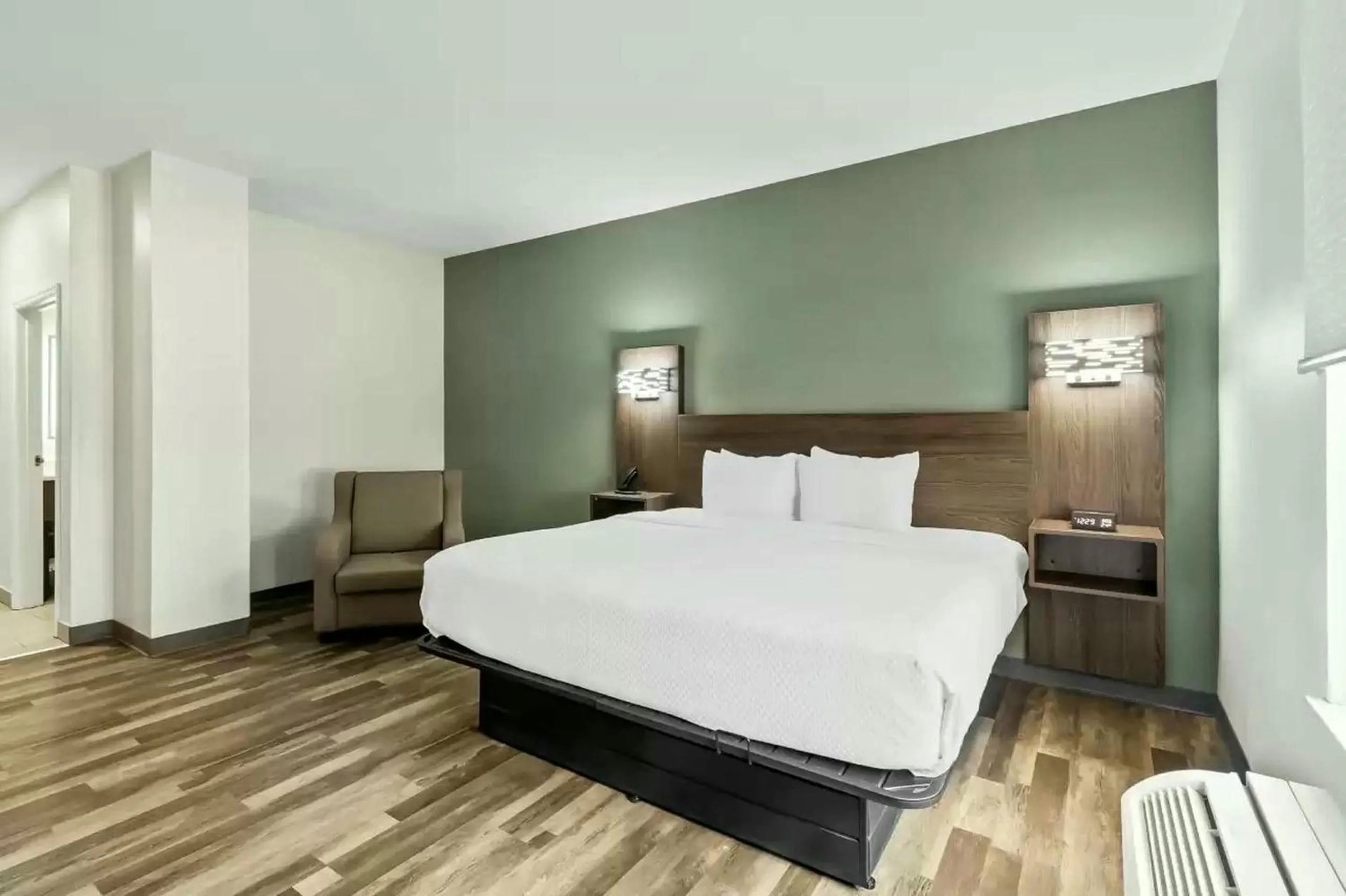 Bed in Quality Inn & Suites Columbia Harbison