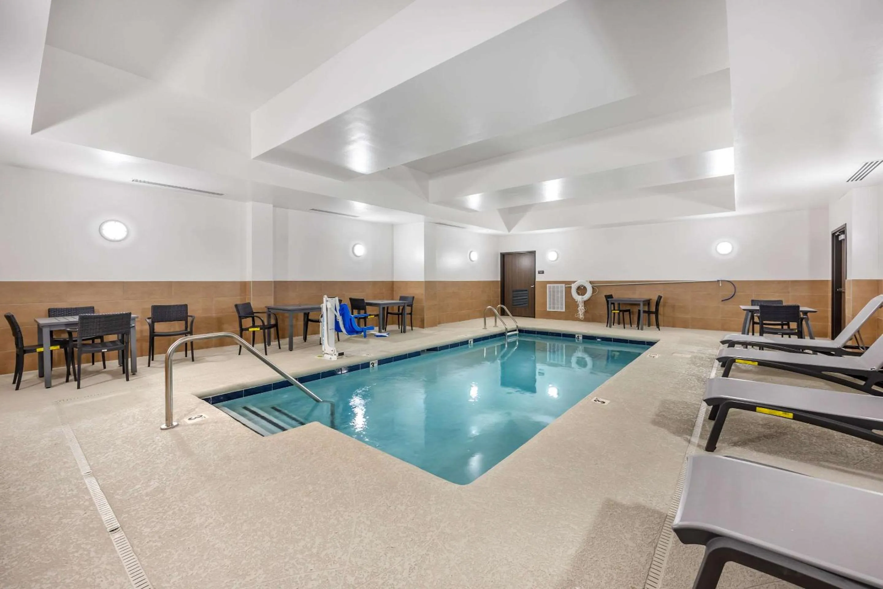 Swimming pool in Comfort Inn & Suites Nashville Bellevue
