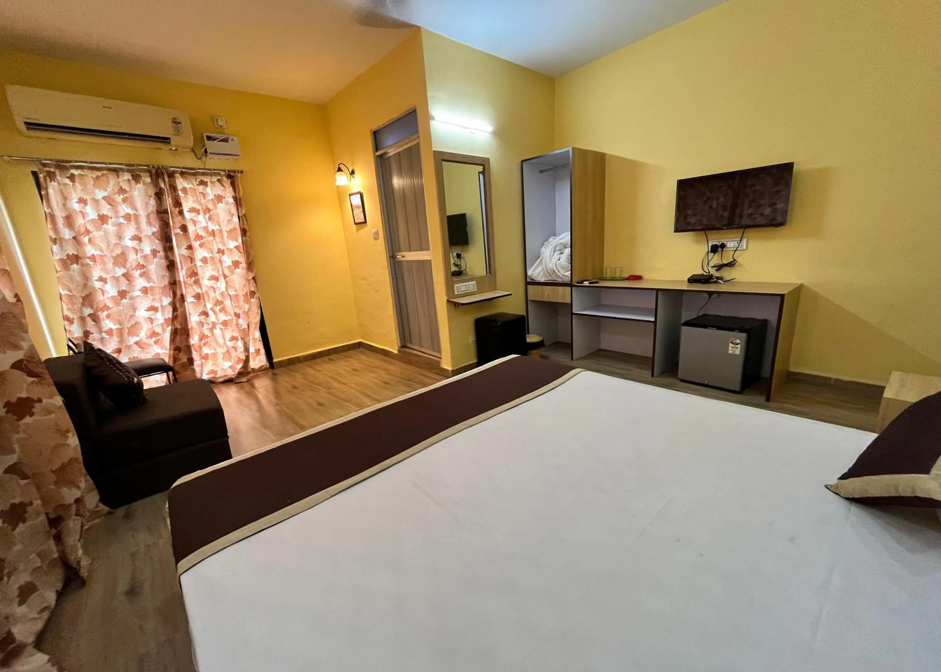 Photo of the whole room in Hotel Bom Sucesso, Candolim Beach