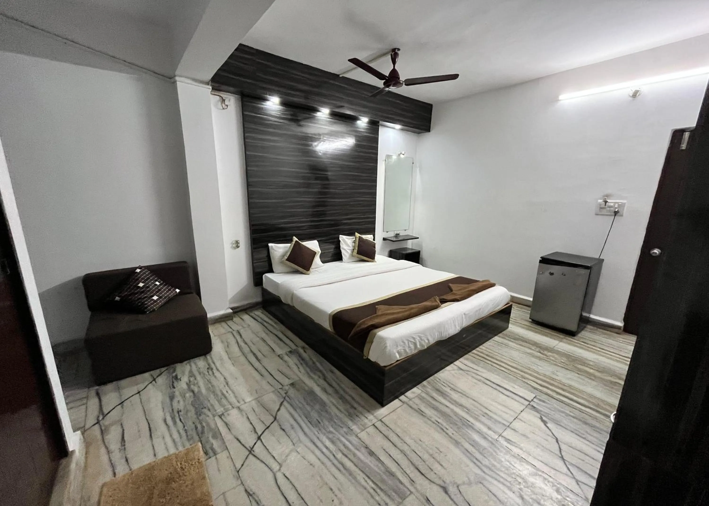 Photo of the whole room in Hotel Bom Sucesso, Candolim Beach