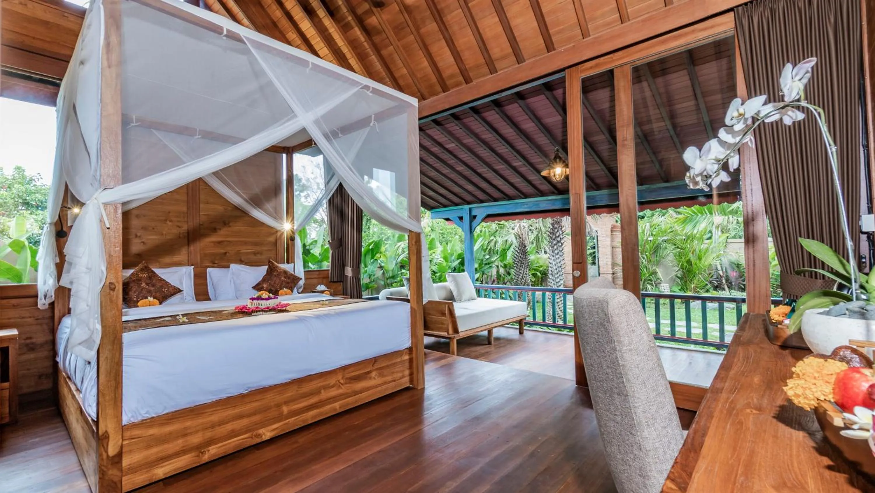 Photo of the whole room, Bed in The Puspa Villa