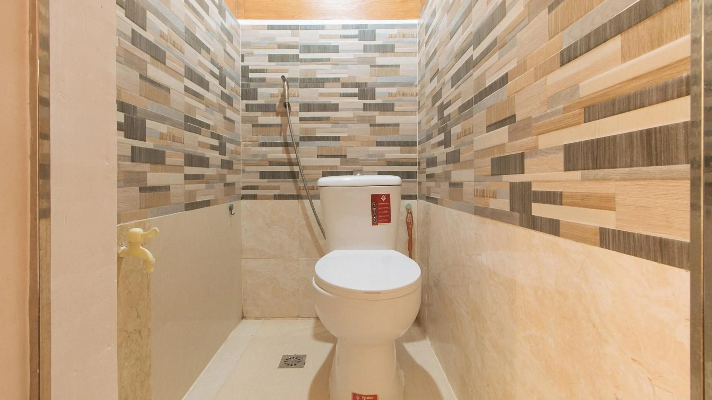 Shower in RedDoorz at Prince Hotel near NAIA T1