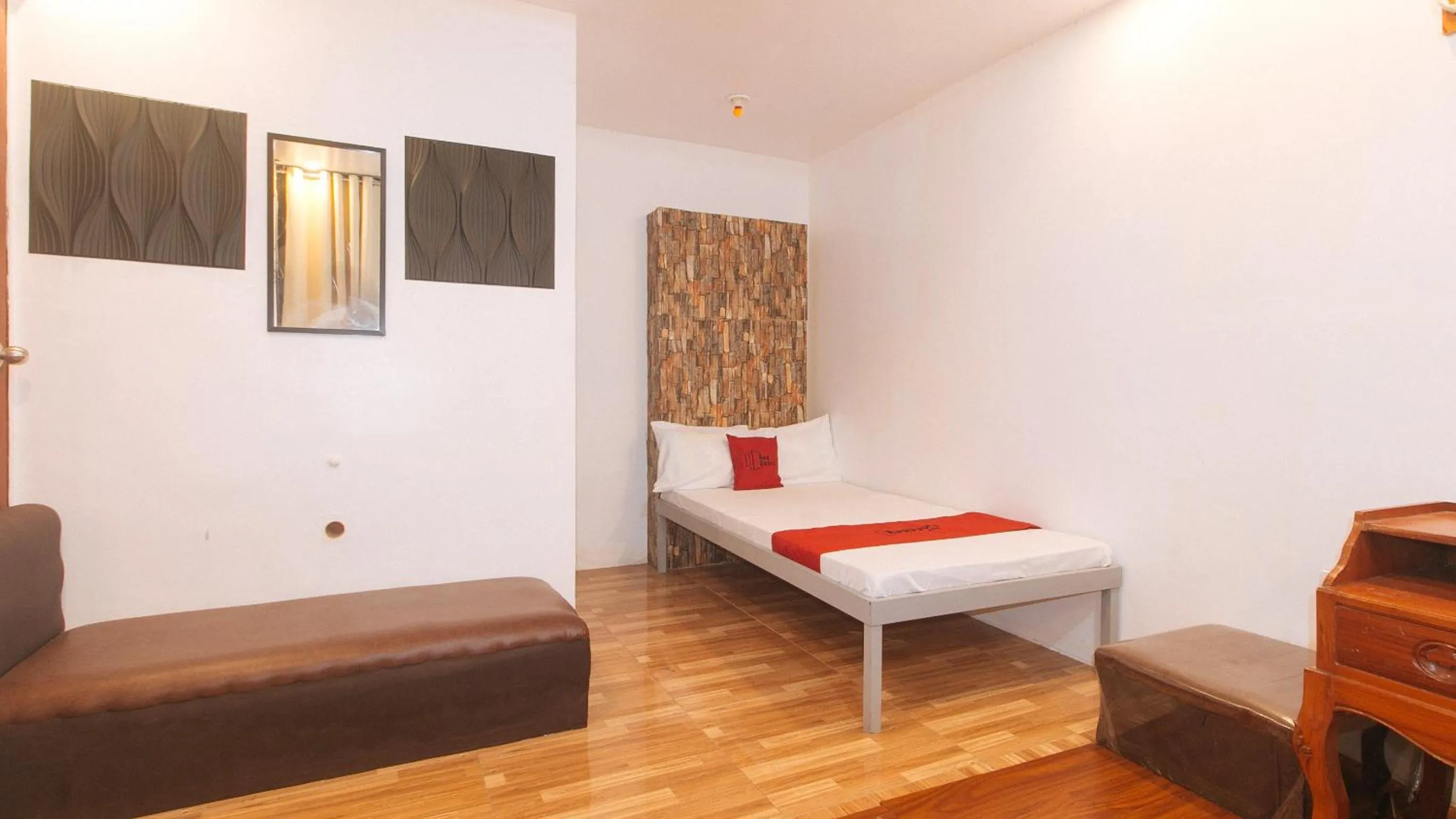 Photo of the whole room, Bed in RedDoorz at Prince Hotel near NAIA T1