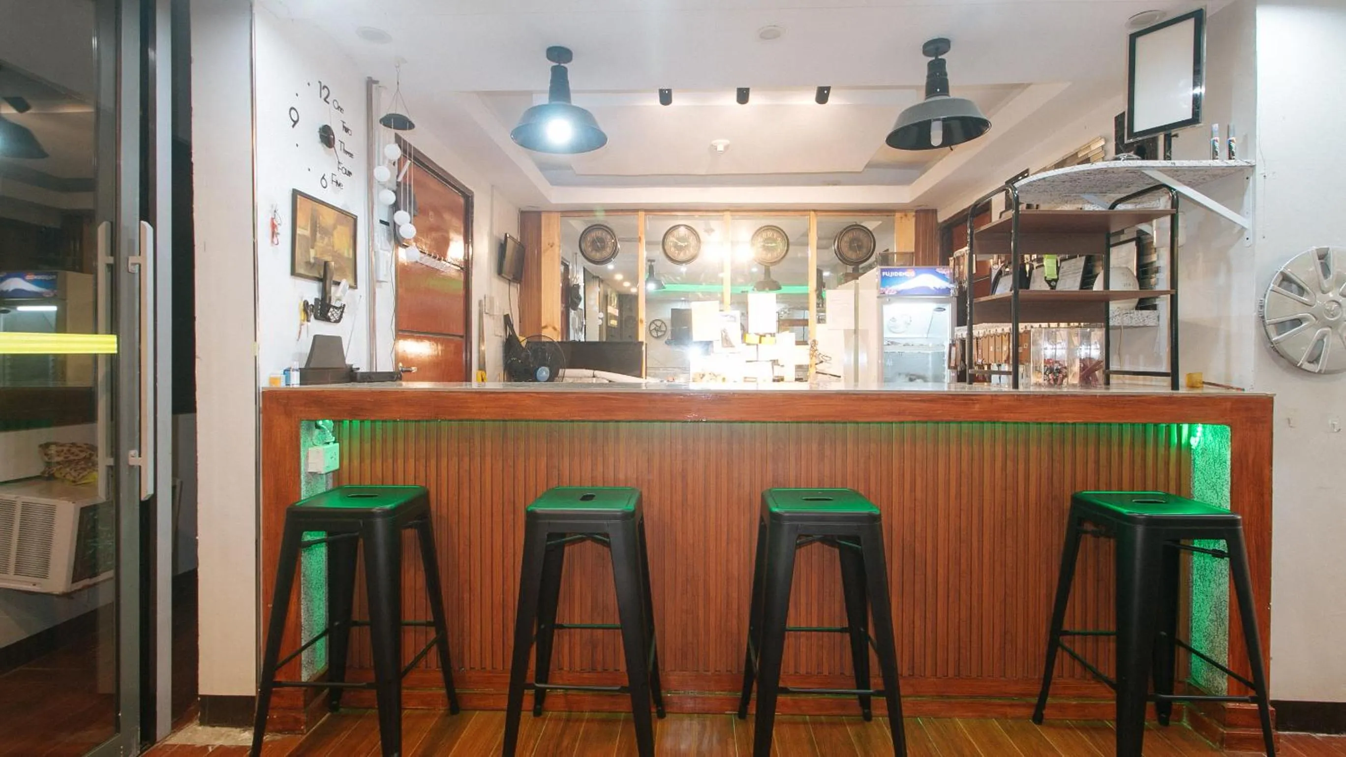 Lobby or reception in RedDoorz at Prince Hotel near NAIA T1