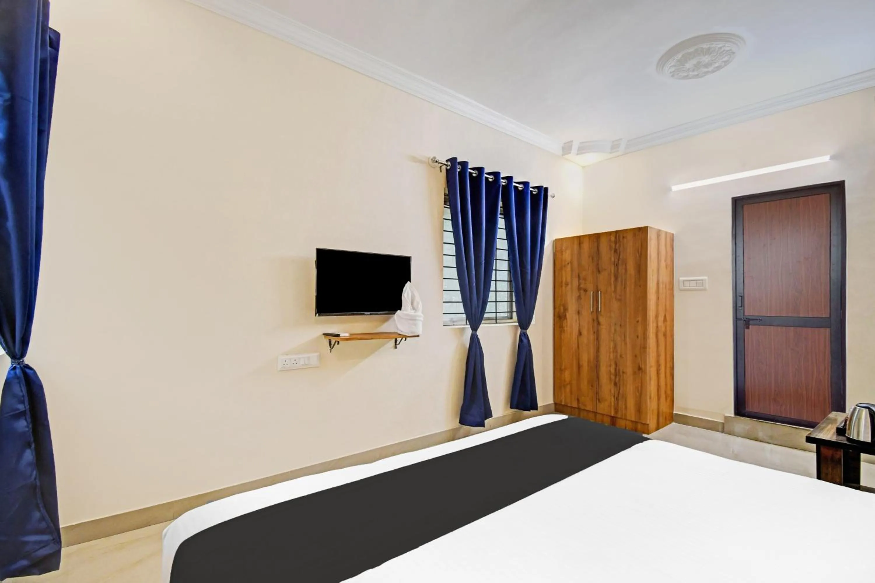 Bedroom, Bed in Super Hotel O AURA HOTEL SONNET INNS