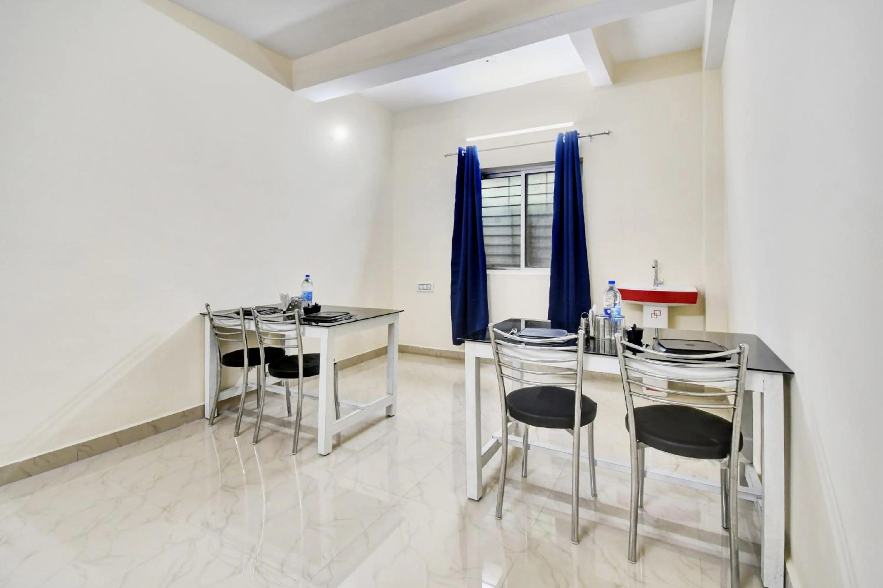 Dining area in Super Hotel O AURA HOTEL SONNET INNS