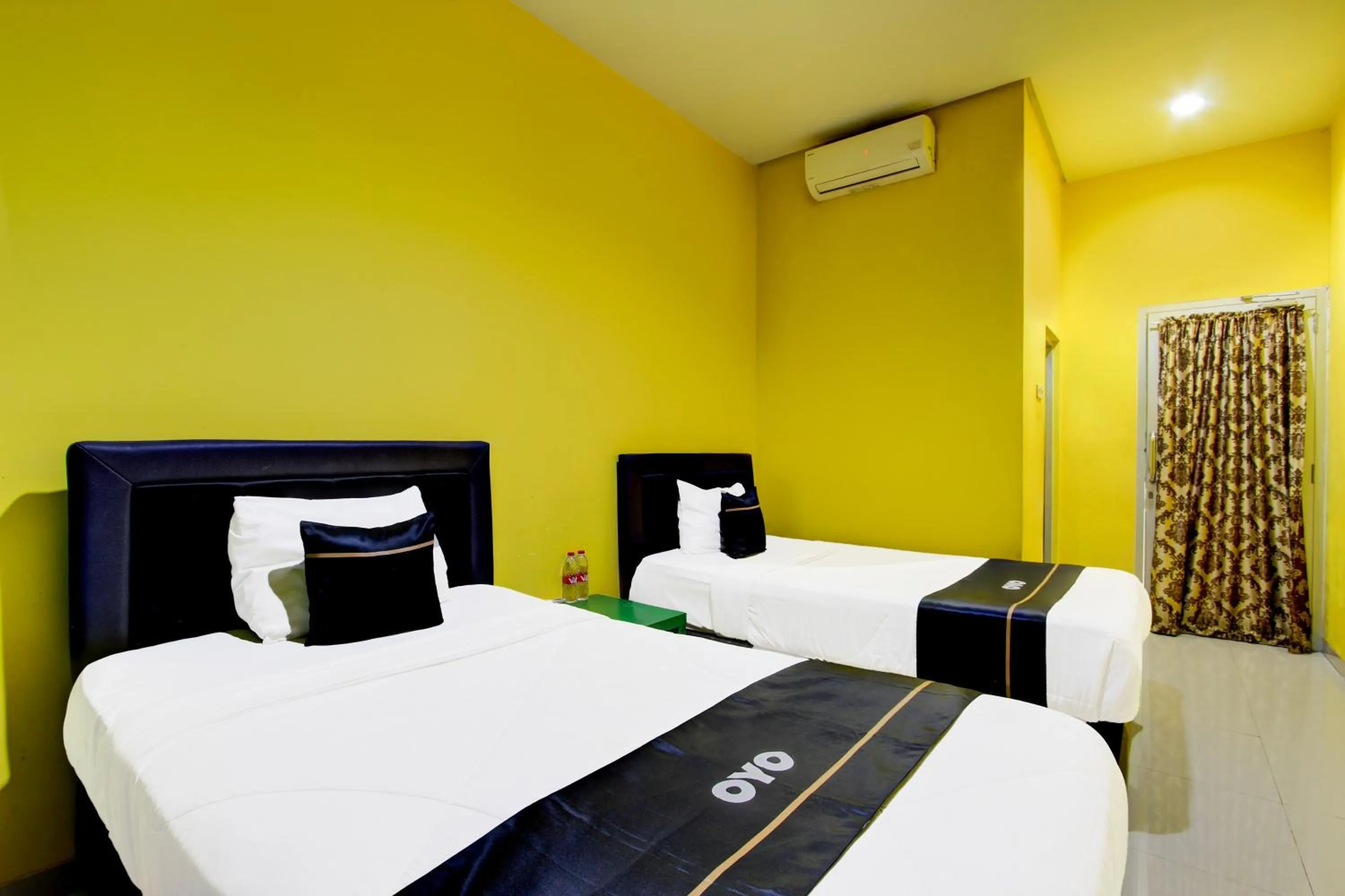 Delxue Twin Room in Hotel O Amanah Sejahtera Near Bandara Adi Soemarmo