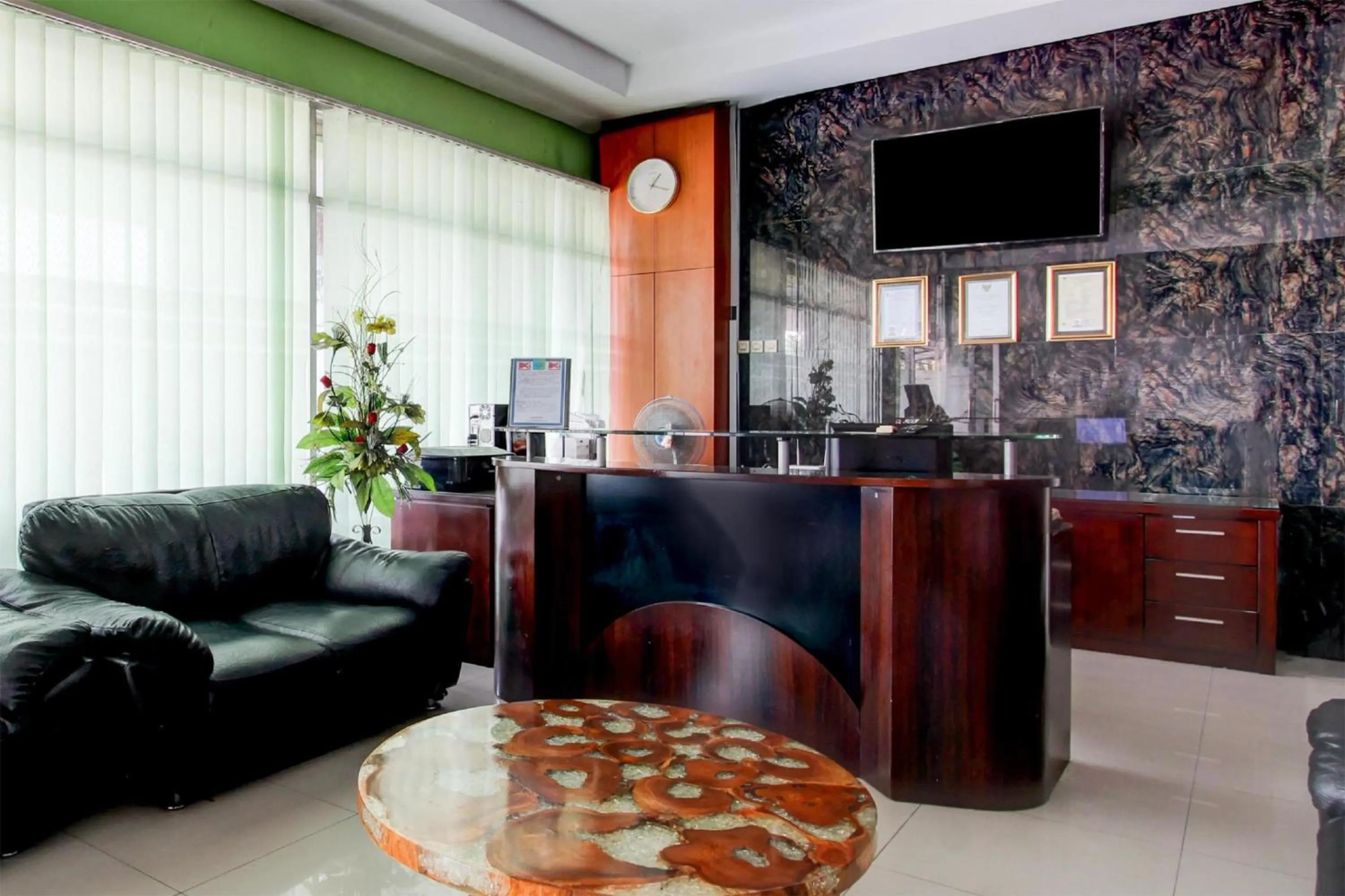 Lobby or reception in Hotel O Amanah Sejahtera Near Bandara Adi Soemarmo