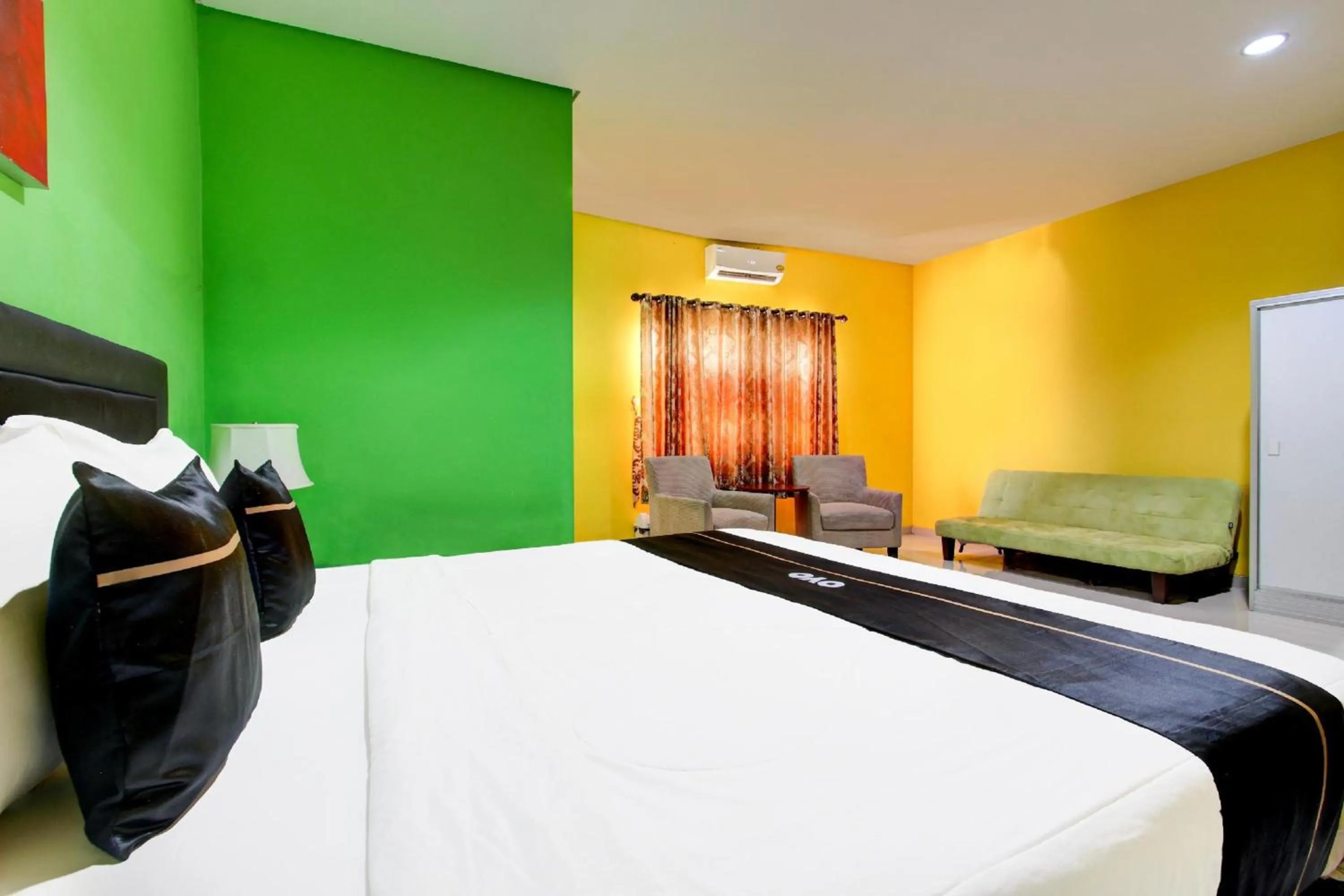 Photo of the whole room, Bed in Hotel O Amanah Sejahtera Near Bandara Adi Soemarmo