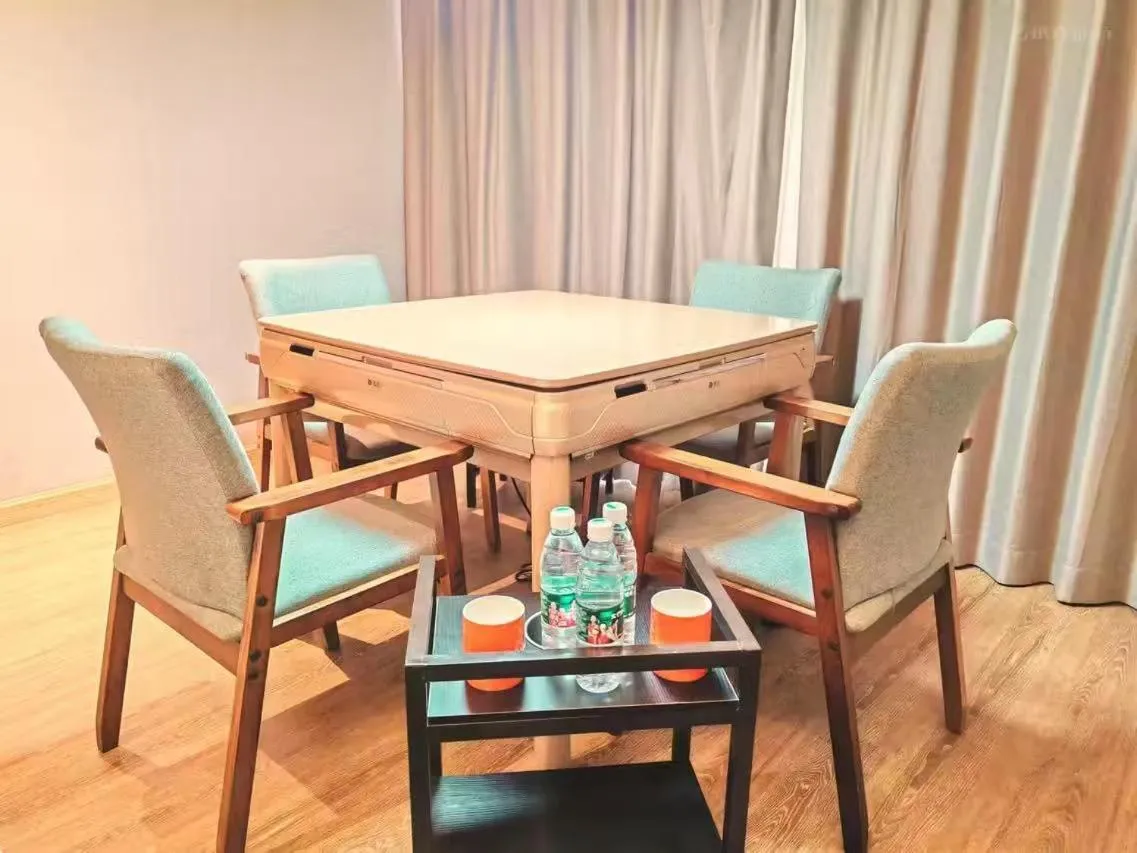 Seating area in Vienna Hotel Jiangjin Wanda Plaza Shengquansi Subway Station