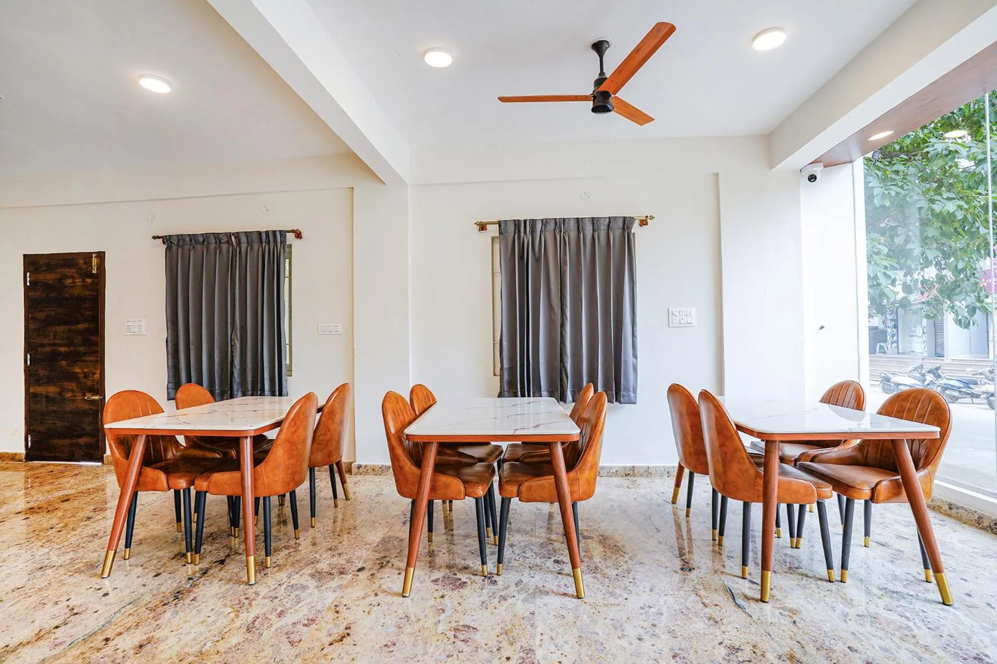 Restaurant/places to eat in FabHotel The Pearl Boutique - Electronic City