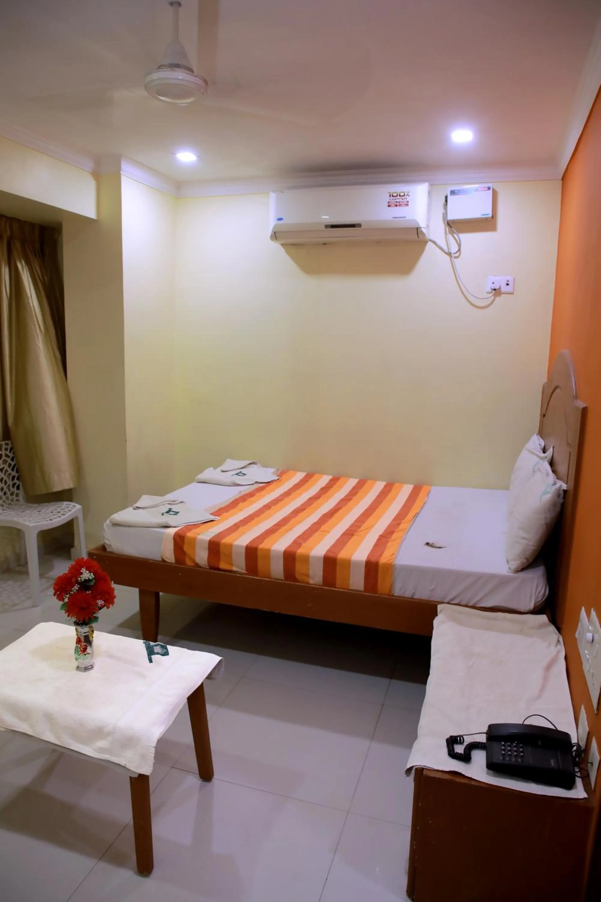 air conditioner, Bed in Ferdin Home Stay