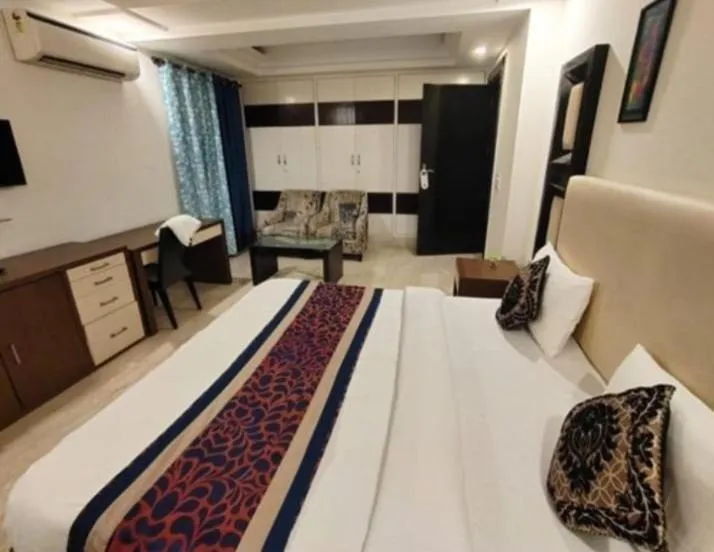 Photo of the whole room, Bed in Aaron residency