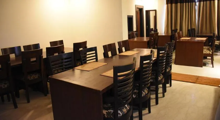 Restaurant/places to eat in Aaron residency